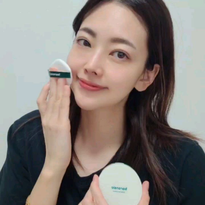 #협찬 

baronsie.official

🌈연약한 피부에도 바르기 좋은 엑토인 선쿠션

민감한 피부인 저에게도 부담없이
촥~ 얼굴에 촉촉하게 올라가는게 맘에 들었어요

▪️100% 무기자외선 차단제
▪️유기농 선쿠션(오가닉 카밍 콤플렉스 성분 함유)
▪️엑토인이 함유된 선쿠션
-독일더마테스트 엑셀런트 등급 취득
▪️논나노,논실리콘 선쿠션
모공을 막지 않으며,
민감한 피부는 물론 연약한 피부의 영유아도 사용가능해요
▪️SPF50+ PA++++

🗣
모공끼임이나 부각이 없이 자연스러워요
트러블 때문에 선쿠션 사용이 망설여지는
분들에게 추천해요
사이즈도 작아서 휴대하기에도 좋으며
뻑뻑하지 않고 부드럽게 발리며
자연스럽게 톤업이 되요
여러번 덧바르기 좋은 제품이에요

🗣
데일리로 베이스처럼
사용할 수 있는 순한 제품 찾으시는 분
추천해요

🫶제품을 제공 받았지만
진짜 100% 솔직한 바론시에 엑토인 선쿠션 리뷰입니다

#바론시에 #바론시에선쿠션 #온가족선쿠션 #바론시에엑토인선쿠션 #유기농선쿠션 #독일엑토인 #엑토인 #아기선쿠션 #무기자외선차단제 #민감성 #오가닉성분 #순한선쿠션