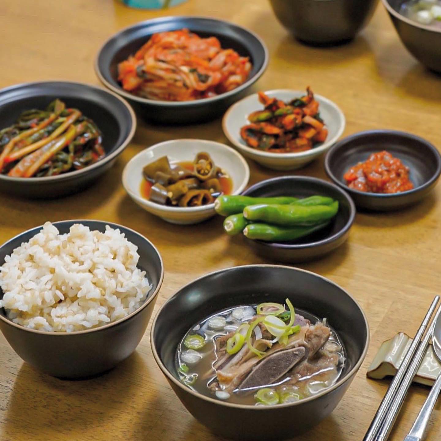 #협찬 #비비고본갈비탕 #비비고특양지곰탕 
비비고의 간편국물요리 본갈비탕과 특양지곰탕. 두 제품 모두 맛있더라고요🥹👍🏼

13개의 갈빗대 중 1~5번 갈비로 육즙과 육향이 풍부하고 식감이 부드러운 것이 특징인 본갈비라고 하는데요🥩
본갈비 갈비탕은 처음인데 과연 부드럽고 맛있을지 기대가 되더라고요 🤓
파 듬뿍 넣어 깔끔한 국물 맛과 야들야들한 본갈비 고기의 '비비고 본 갈비탕'
 
진하게 우린 고기 국물에 두툼한 양지, 사태살이 듬뿍 들어가 곰탕 맛집에서 사 먹는 듯한 맛인 '비비고 특양지곰탕' 

맛집 찾아 나가 먹는 번거로움 없이 집에서 간편하게 끓이기만 하면 할머니가 가마솥에서 막 끓여서 김 펄펄나는 그대로 한 국자 퍼서 담아준 맛이 납니다.😋

본 갈비탕 출시를 기념하여 [CJ 더 마켓]에서 특별 기획전을 진행 중이니 꼭 한 번 드셔보셔요~😆