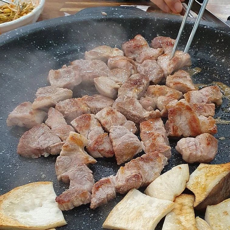 #협찬 #찌개com.돼지

고기먹고 찌개로 든든한 마무리 딱 좋은 찌개com.돼지😋
특수 제작 굵직한 판부터 입맛을 자극한다.
아침에 손수 만드시는 반찬들에
파채까지 무쳐 고기와 함께❣️ 
김치찌개에는 김치가 무려 반포기가 들어있고
안에 들어있는 고기는 또 어찌나 쫀득한지.
마지막 라면사리까지 넣어서 쓱싹 클리어Vv

.
.

#찌개com.돼지#세종반곡동맛집#세종반곡동고기집#반곡동회식장소#반곡동점심메뉴#반곡동삼겹살