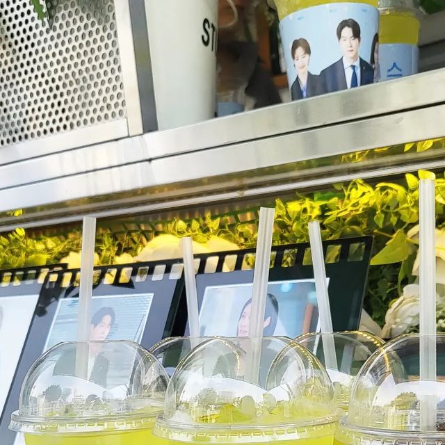 지아 on Instagram: "#광고 지나가던 길에 커피차 발견✨ 디즈니+ <레이스> 드라마에서 나눠주고 있더라구요~ 점심 먹고 카페인 충전이 필요한 시간에 딱 오셨네요 직장인만을 위한 이벤트라서