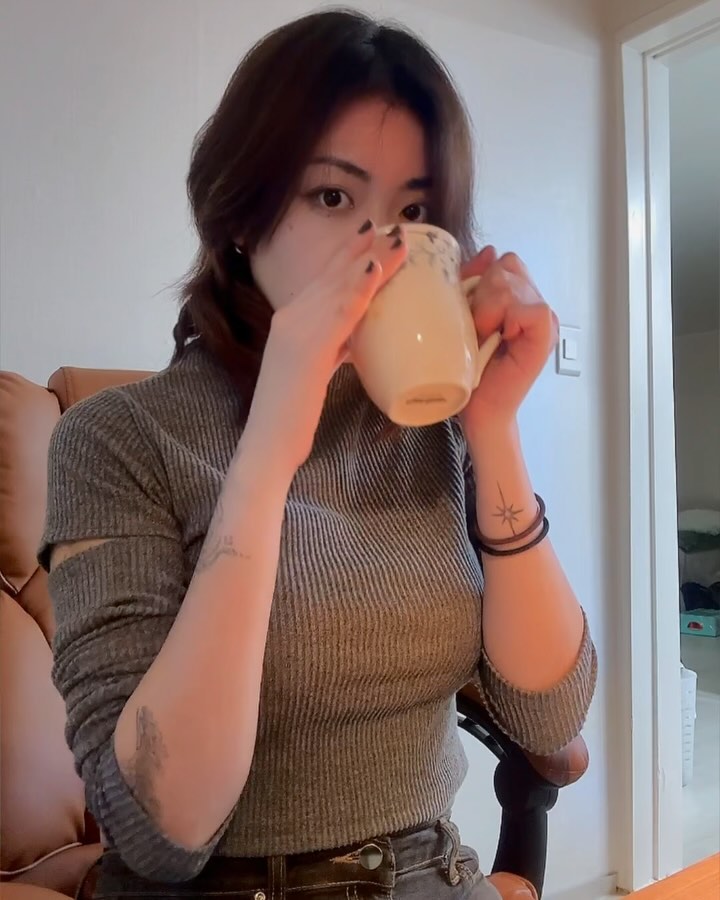 #협찬 입니다! 
오늘은 커피 원두를 소개할까 하는데요!
커피 러버라서 이런 건 오히려 좋아...헷 사랑합니다!
.
세네카 커피라는 브랜드구요!
23년 경력의 바리스타가 
최상급 로스팅을 했다는 브랜드입니다!
.
저는 블랜딩 중에서 WEDNESDAY! 
수요일이라는 블랜딩을 받아 봤어요..ㅎ
미디엄 로스트로 시트러스한 신맛과 
견과류의 부드러움,스모키한 목넘김이 특징으로 
풍부한 향이 입안 가득 머무는 것이 특징이에요!
이 블랜딩 중에서 산미가 좀 강한 커피에요 ㅎㅎ 
.
브라질, 콜롬비아 , 인도네시아, 에티오피아 , 
과테말레, 엘 살바도르에서 난 원두를 적절하게 배합했답니다!!
.
특급호텔, 리조트, 청담동호텔 등에 
원두도 납품하는 기업인 만큼 품질이 인정되면서 
합리적인 가격에 즐길 수 있는
세네카 커피는 네이버 스토어에서도 
만나 보실 수 있어요~

https://smartstore.naver.com/senecacoffee/products/341384894
.
.
#커피 #coffee #coffeelovers #coffeetime #coffeelife #커피타임 #커피스타그램 #커피빈 #커피중독 #커피맛 #커피쟁이 #커피로스팅 #원두 #원두추천 #광고 #커피원두 #고소한원두 #산미없는원두 #로스팅원두 #블렌딩원두 #세네카커피 #고급원두 #커피원두추천 #커피원두도매