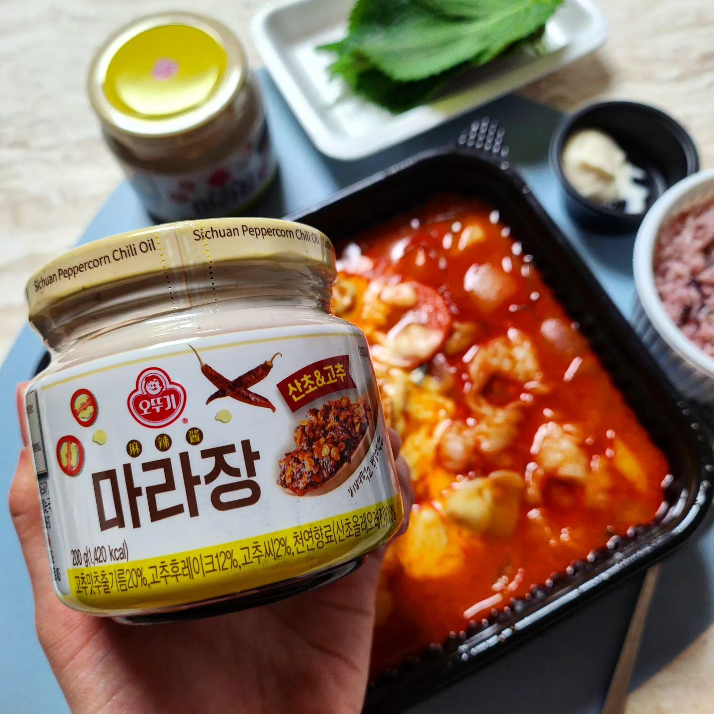 #협찬
👉#오뚜기 #양파&산초 #고추&산초 마라장
.
감칠맛 폭발 매콤 얼얼 #마라장 2종
.
양파는 살짝 달큰하니 누구나 충분히 먹을 수 있고
고추는 더 매운 맛이긴한데
맵찔이도 습~하 습~하 하면서 먹어지는 중독성이 있음!!
둘 다 맛있는 오뚜기 마라장🔥
.
곱도리탕에 고추&산초 마라장 넣어 먹었는데
감칠맛 가득~ 탁 때리는 깔끔한 매운맛👍
.
볶음밥, 다양한 면요리, 탕요리 등
어디에나 잘 어울림!!
.
캠핑이나 여행시에 챙겨가도
유용하게 쓰일 듯😎
.
매운맛 땡길 때 오뚜기 마라장 촵촵💛
.
.
.
.
.

#마라 #마라맛