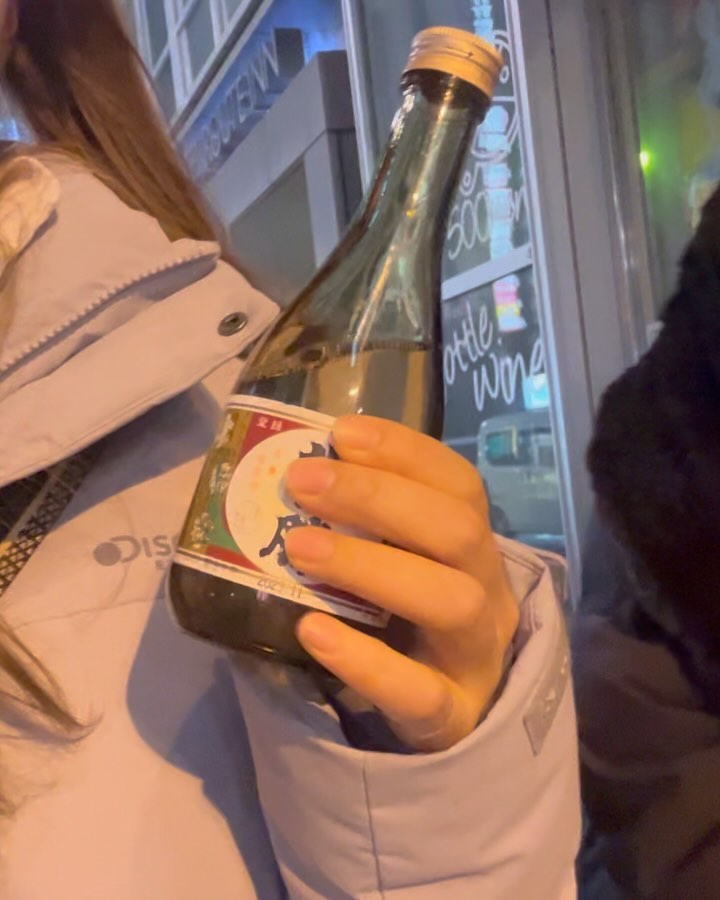계속 취해있던 3박4일🤪

회사 워크샵으로 갔던 삿포로에서 3박4일 내내 술을 아주 굉장히 굉장하게 정말로 진짜 많이 좋아하시는 대표님 덕분에 고급사케와 맥주를 원 없이 마셔버림🍻🍶

비행기에서 마셨던 맥주를 시작으로 치토세 공항에 도착하자마자 버드와이저를 마시라며 건네주셔서 버스 기다리는 동안 1병 뚝딱, 저녁 먹으면서 삿포로클래식 뚝딱, 숙소 근처 이자카야에서 4종류의 사케 뚝딱😵‍💫

이틀 차 일정 시작하자마자 버스에서 홀짝이라며 사케를 주시고~ 눈밭에 구르고 오면 목 축이라고 손에 맥주를 쥐여주시는ㅎ하핫;
아 이번 삿포로 고단하겠다..라고 생각한 내 예상과 다르게 술로 단합한 우리는 패밀리쉽 넘치는 원팀 되어서 돌아왔다🍻👍🏻

결론은 사케존맛+삿포로클래식만세🙌🏻
#삿포로클래식 #사케 #주정뱅이