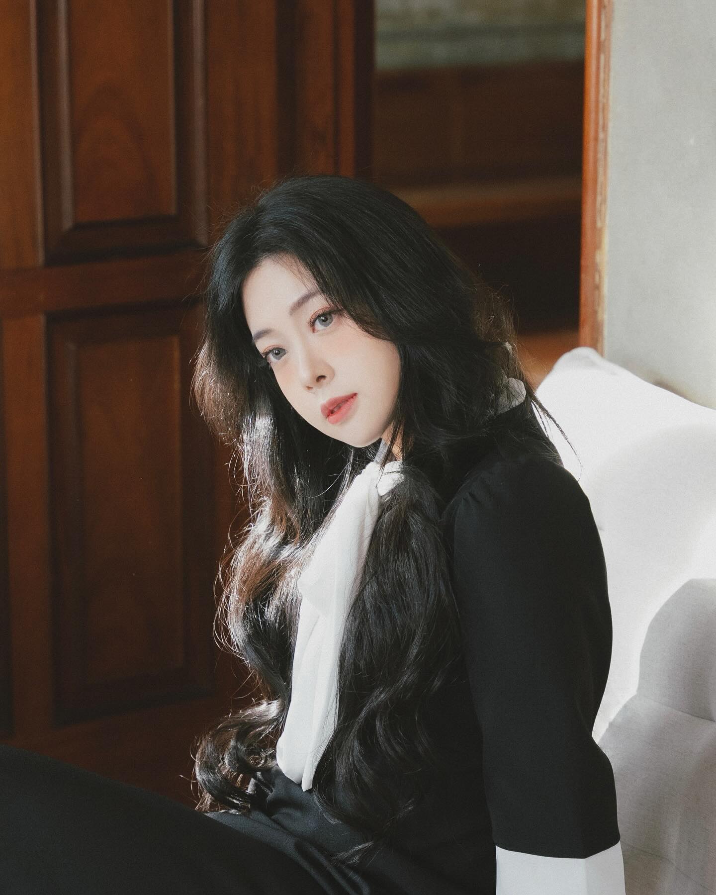 빼곡히 고수해오던 취향과 삶의 방식이 당신으로 인해 차츰 느슨해진다. 
나를 이루던 낱말들, 지난 삶을 한쪽으로 밀어서 만든 빈자리는 모두 당신의 것.