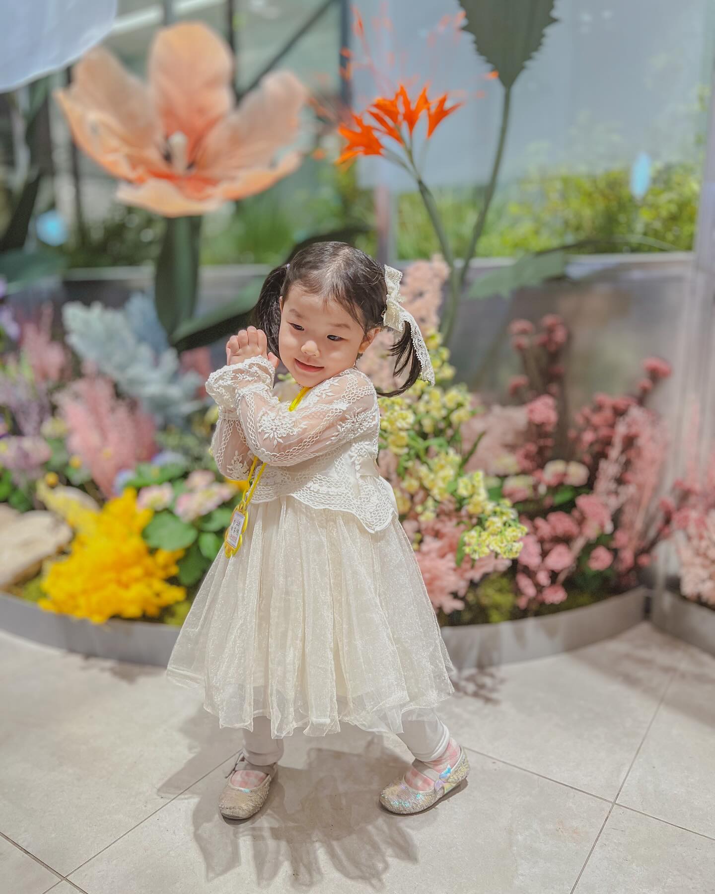 #학기시작

학기 시작하면서 
애 셋이 가져오는 서류, 준비물들을 챙기다보니
요즘 매일 새벽에 자네요ㅠ

공주들이라 입학하고 이쁘게 다니라고 
낮에 머리핀도 만들고 
틈날때마다 함께 옷사러 계속 다니는 중
옷 세벌만 사도 😭
이럴때 외동이고 싶네요
그럼 저도 일해서 마음껏 사 입힐텐데 ㅋㅋ

신학기라 옷정리도 하고 
집도 정리 하다보면 이번달더 끝나 있을것 같아요
새학기 엄마도 잘 적응해 봅시다!!

#새학기 #엄마적응 #서류 #준비물은엄마몫 #다채네 #삼인삼색