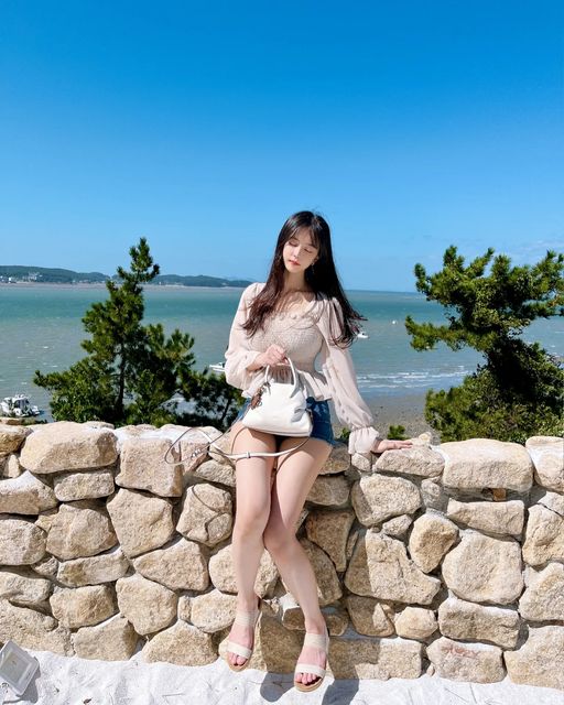 김지은 / Kim Ji-eun on Instagram: "#협찬 지난 주말 여름 같은 날씨 덕에 늦은 여름 휴가 다녀왔어요🥰 이번 휴가는 #오야니 에서 선물 받은 #아델미니토트 와 함께 했는데요~ 특이한 주름 디테일