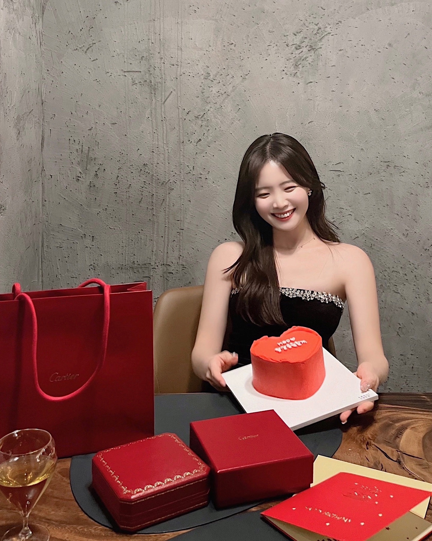 우리만 있던 잔잔한 다이닝 공간에서 오빠가 레드로 깔맞춤해준 #HBD 🥰❤❤️️❤️ 정말 바쁜 시기에도 하나하나 내 취향을 너무나도 잘 알고 준비한 오빠에게 감덩 .. 이제 한 살 더 먹었으니 좀 더 발전하는 내가 되어보게써 -! 생일 축하해 주셔서 감쟈합니다 •̑‧̮•̑