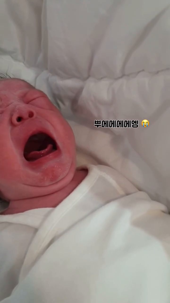 [출산vlog]아빠가 태교를 잘하면 생기는일 : )
알콩이 달콩이 뱃속에 있을때부터 태담을 많이하던 아빠
태어나자마자 목소리를 알다니 ㅠㅠ 감동
딸바보 아빠는 이렇게 또 뿌듯🩵
#아빠육아 #태담 #아빠목소리 #일란성쌍둥이 #딸쌍둥이
#태교 #태교의중요성 #토끼띠맘 #흑묘띠맘 #쌍둥맘
-
✅쌍둥이 출산 유튜브
뀨롬부부TV 구독🩵좋아요👍🏻