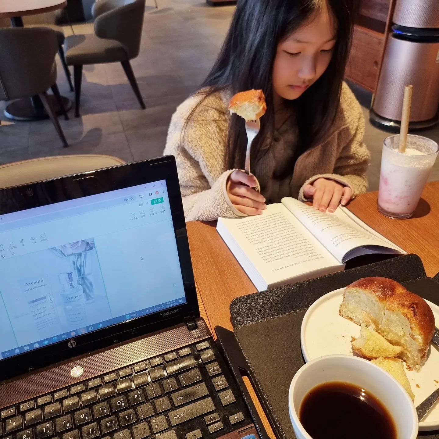 ⠀
막둥이랑 데이뚜 -ෆ
각자 할일 하기 ㅋ⫬ㅋ⫬
나와서 독서하니 더 잘 읽힌다는 막둥씌;;
애미는 몰아서 마감직전 열포스팅🫠
언니오빠 학원간 시간 몰래 데이뚜하는 재미가 🙊
행복한 외동놀이~~~👧
⠀
#막둥씌랑데이트 #외동놀이중 #알고보면셋째 #초딩5
#외동이가좋다는 #다둥이네는어쩔수없음 #사랑이고프다