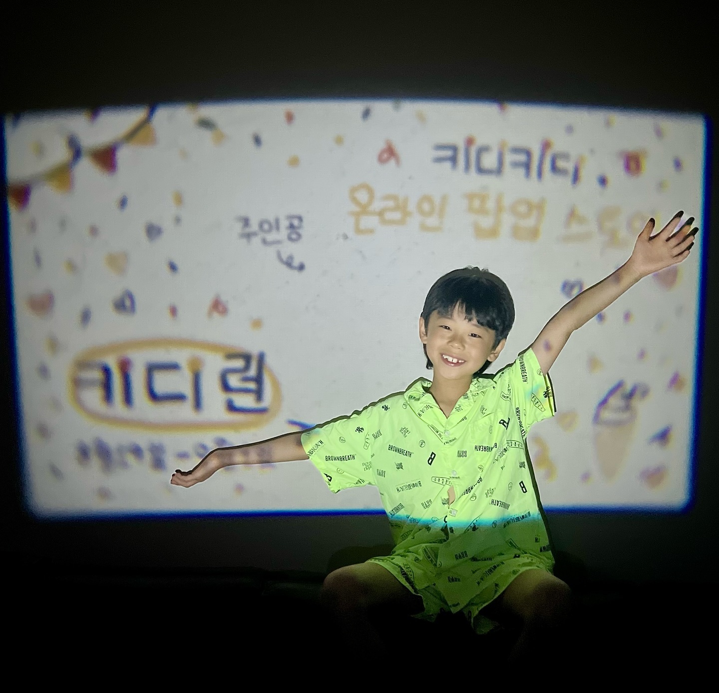 #광고 kidikidi_kr 

.
.
.

-상반기 키디키디크루였던 현서의 마지막 미션을 소개합니다
-기다리고 기다리던 ‘온라인 팝업스토어’

-8/19부터 시작되는 ‘키디런’
 지금 키디키디 앱에서 사전알림 신청하고
 매일 한 장씩 쓸 수 있는 15% 쿠폰을 받으세요!

<키디런> 키디키디 온라인 팝업 스토어

24개 브랜드 릴레이 신상 발매
8/19 (월) - 9/1 (일)
▪참여 브랜드 : 로토토베베, 워니리본, 드타미프로젝트, 아베브, 옵더문, 오브마이온 등 24개 브랜드
▪릴레이 신상 발매:
매일 오전 10시 FW 신상 단독 선발매
▪사전 알림 이벤트 :
하루 한 장씩 쓸 수 있는 15% 쿠폰 14장 지급
▪프리쇼 라이브 :
오전 9시 30분 신상도 미리 보고 럭키박스도 받고
▪오늘의 쿠폰 :
매일 더블할인 7%, 장바구니 10% 쿠폰 지급
▪럭키 드로우 :
매일 응모하면 당첨 확률 UP 행운의 주인공 되기

.

 #키디키디 #kidikidi #키디크루 #키디런 #키디키디팝업스토어 #팝업스토어 #온라인팝업스토어