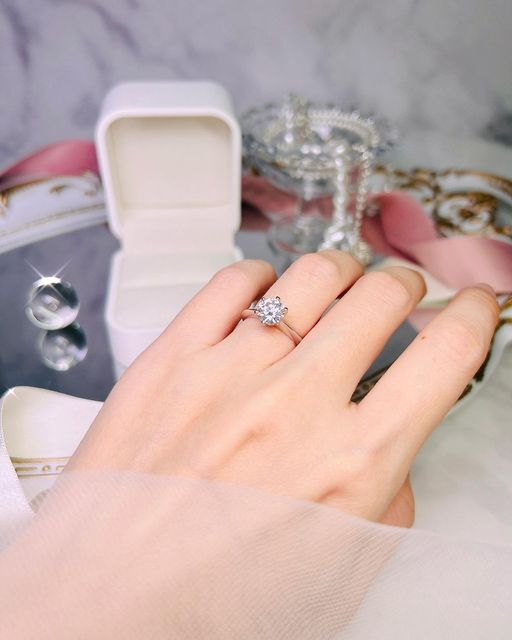 Park mint on Instagram: "#광고 여러분~~ 모이사나이트를 아시나요? 진짜 다이아몬드랑 차이점을 모르겠어요💍 저 진짜 받아보고 깜짝 놀랬잖아요! 결혼반지로 천연다이아를 가지고 있는데, 크게