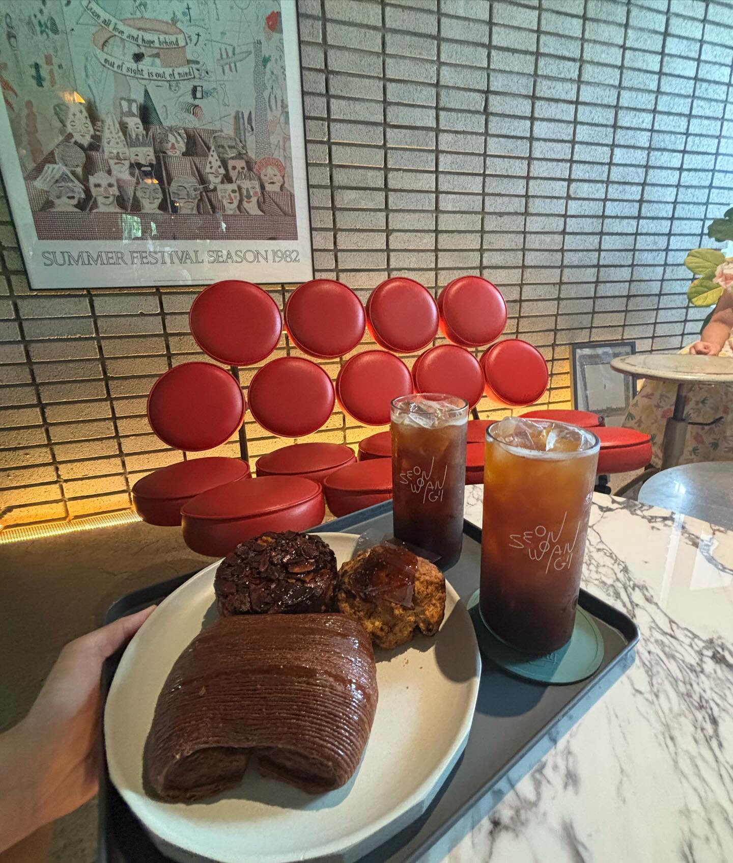 -불과 24시간 전 즐겼던 카페투어☕️ 
도착하자마자 입구부터 취저라ㅠㅠ
2시간동안 너무 행복🫶🏾🫶🏾🫶🏾 
.
.
.
📍서원안길
인천 서구 원당대로608번안길 14
:) 인테리어는 말모! 액자,테이블,의자하나하나  너무 매력적인 곳

tmi_현실은 일개미 🐜 즈집에는 오늘도 쉬는 부러운 잉간🙋🏻‍♂️이있어요 
지인짜 출근하기 싫었는데, 오늘저녁은 제가 안차려 먹어도 되서 
또 기분좋구만요?ㅋㅋㅋ