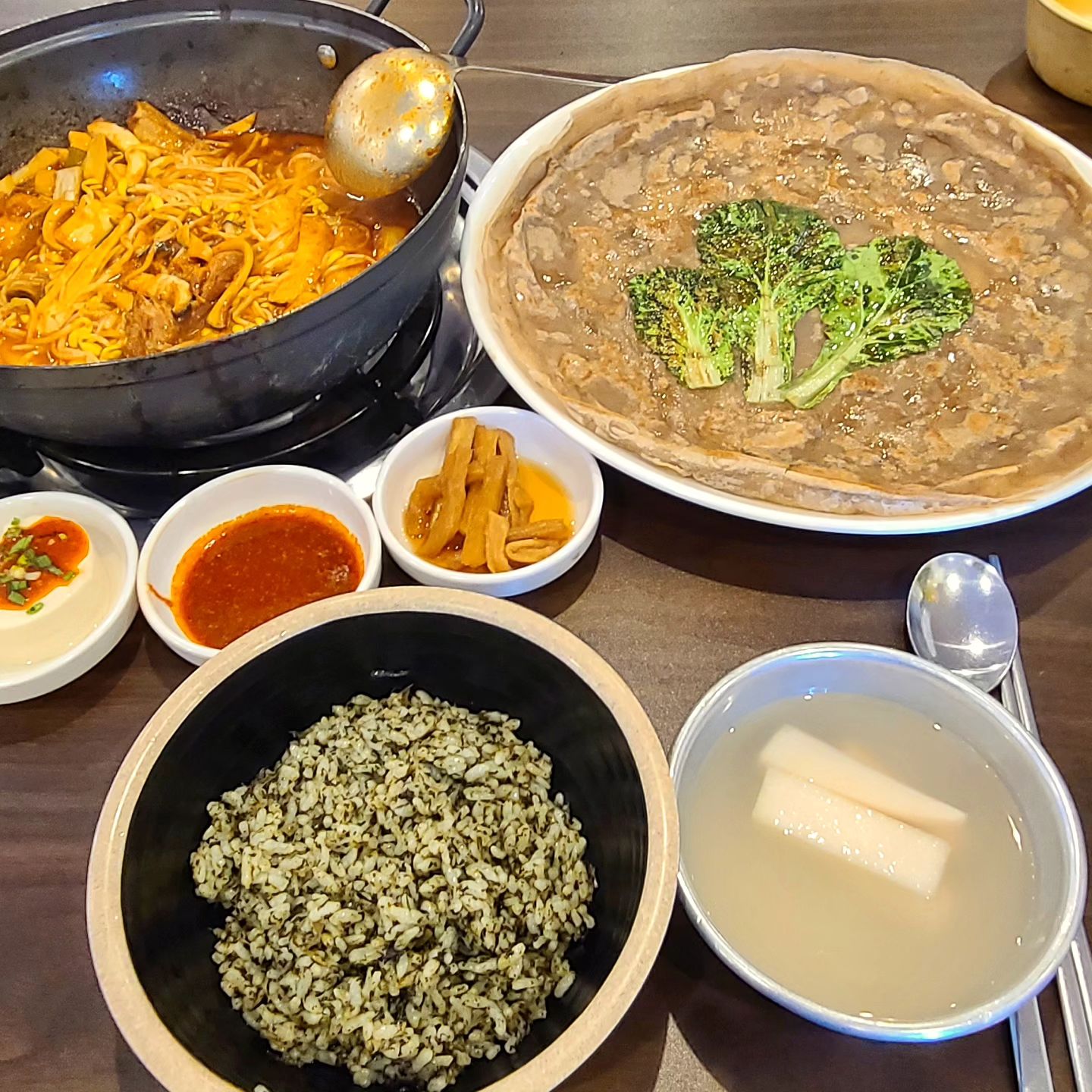 매콤한 등갈비찜 맛집
밀떡사리 추천!

#담산
#매운등갈비찜 #메밀전 #밀떡 #곤드레밥 #잠실새내맛집