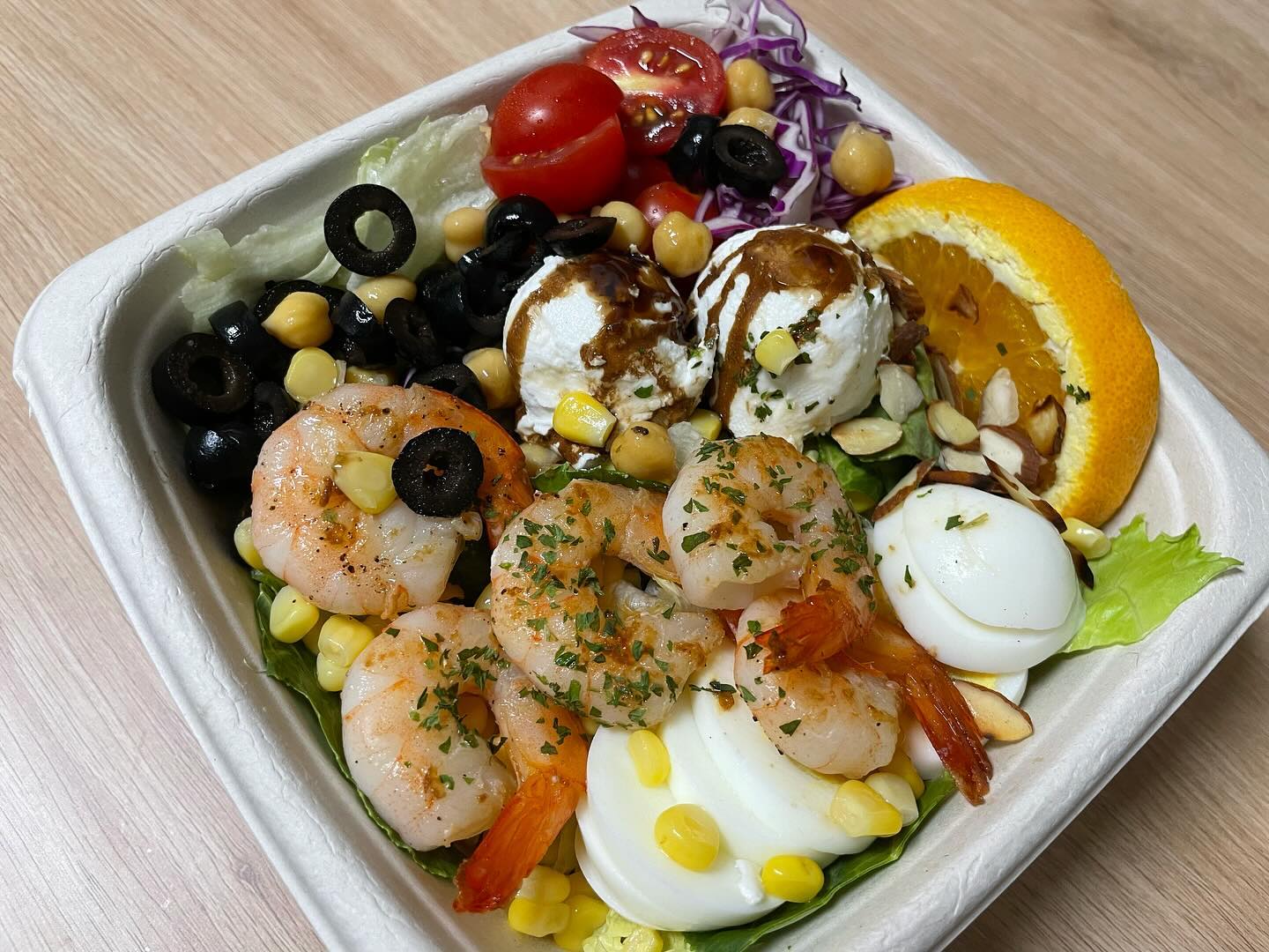 #협찬 #썬스키친  #sunskitchen #리뷰노트

#크래미와사비맛샌드위치
#수제리코타치즈계란새우샐러드

직접 만든 샐러드 드레싱 👍🏻
드레싱, 리코타치즈, 다 수제로 만듬
종류많아서 고민하니 두개 챙겨주셨음

샌드위치는 호밀빵으로 변경 가능
야채,크래미 가득 한쪽만 먹어도 든든

정기배송도 가능한데 종류가 많아서 질리지 않고 먹을 수 있음
드링크요거트도 직접 발효시켜서 만듬

#원주샌드위치 #원주샐러드 #원주포케 #원주썬스키친 #정기배송 #수제바질페스토 #수제리코타치즈 #수제드링크요거트 #수제드레싱 #fff #선팔하면맞팔 #좋아요 #팔로우 #팔로워 #팔로잉 #다이어트 #다이어터 #아가리다이어터
