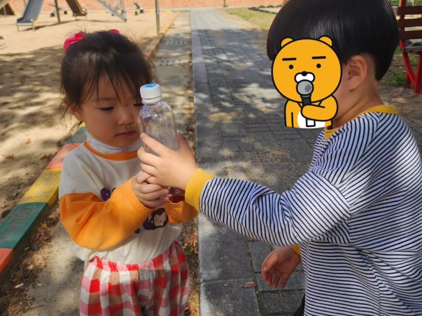 주말은 잘 보내셨나요!

아빠가 주말에 근무라 애들이랑 집앞 학교놀이터 갔는데,
11시30분에 도착해서 6시에 나온거 실화냐며🙊

또 한번 아이들의 체력에 놀라구요

킥보드, 모래놀이, 축구공을 챙겨가서 그런지 오래오래 잘 놀더라구요 ㅋㅋ

엄마는 햇볕 잘드는곳에 돗자리 펴놓고 통닭이랑 간식거리랑 과일까지 놔두니 놀다가 와서 먹고가고 반복이더라구요

덕분에 한주 마무리 잘 했구요
이번주도 다들 화이팅이에요 힘냅시다💪💪💪

# 놀이터도장 뿌시기
# 엄마도 체력만땅만들기
# 지쳐쓰러져도 놀자
# 놀이터 6시간 실화냐...

#주말 #엄마랑놀자 #놀이터뿌시기 #모래놀이 #대구맘 #직장맘 #워킹맘 #남매맘 #육아찐소통 #육아맘