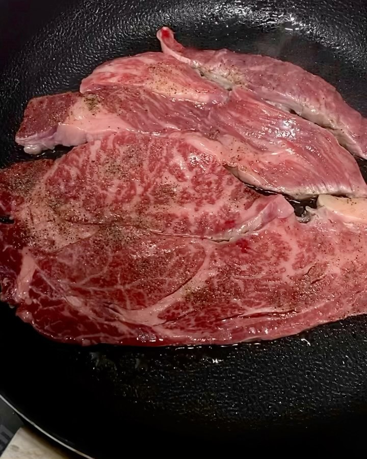 한동안 소고기가 너무 땡겨서 찾다 방문한 #응봉역한우 #한남아버지육간 🥩 친절하신 사장님의 그날의 추천 부위인 한우꽃등심 🫡 고기 잘 못 굽는 나인데도 진짜 넘 마싯게 먹었다네요~ 스킨 포장이라 바로 먹지 않아도 신선함이 유지되는!! 정육점 갈 땐 이제 여기서 사야겟서 🛒 

#응봉동한우 #응봉역육회 #응봉동육회 #행당역한우 #행당역육회 #행당동한우 #행당동육회 #정육점추천 #꽃등심맛집