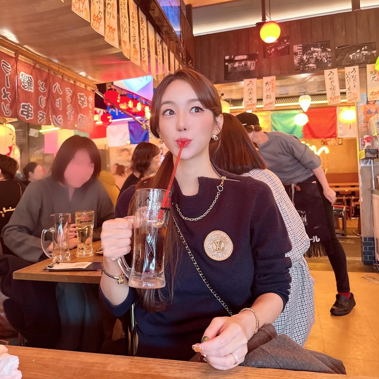 시부야요코초 지나다 관광객들 젤 많길래 들어가본 곳🍜
라멘나오는데 30분 넘게ㅋ 친절도 꽝ㅋ 맛은 쏘쏘ㅋ 가격 저렴ㅋ
역시 여기선 다시는 안 먹는 걸로 ☠️ #관광객놀이 끝! 

#渋谷横丁 #九州食市 #시부야