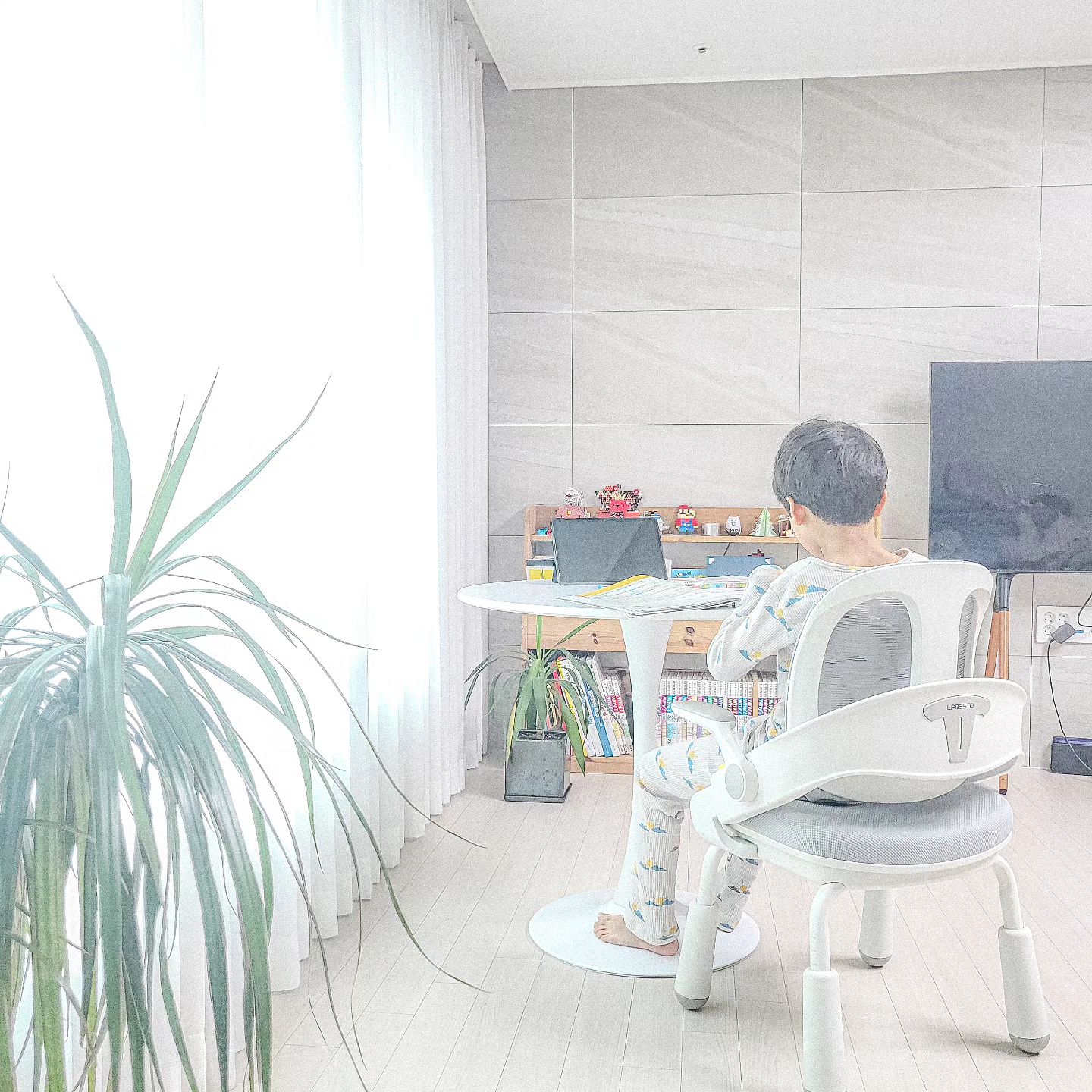 예비 초3이 된 올해 겨울방학부터는
덜 놀고 열공하기로📖

방학 이틀차⛄️
📍아침에 영어캠프
📍집에 와서 수학문제집 & 연산앱
📍영어학원
📍화상영어 다시보기

이 와중에 혼자 1시간 친구네 가서도 놀고옴🐣
이제 독서📖하고 자자💤

#알찬겨울방학보내기☃️