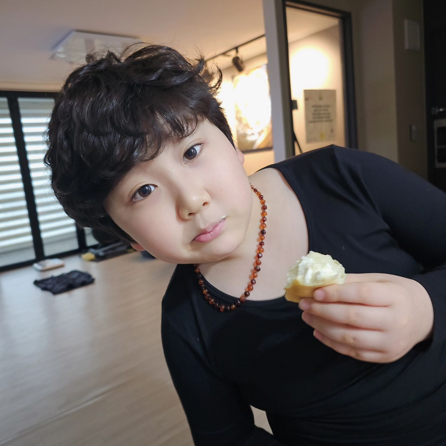 #키즈모델_시유닝 

그만 좀 먹으면 안될까?
너 방금 밥먹었자나 🍚 

하루하루 몸무게
계속 갱신하는중 🐷