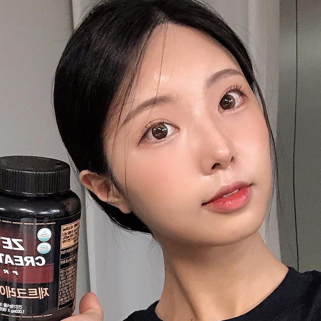 우당탕탕 이우동 ♡ ᕕ( ᐛ )ᕗ on Instagram: "#광고

득근의 길을 향해 달려 가시는 분과
근손실이 걱정되시는 분들 여기 주목해주세요오~🤸🤸💪🏻💪🏻🤍🤍 

제트리션 제트크레아틴프로⛹️ 

✅️ 운동 수행 능력 향상에 도움을 받고 싶으신 분 

✅️건강기능 식품 크레아틴 섭취를 원하시는 분 

✅️고강도 웨이트 트레이닝을 즐겨 하시는 분 

✅️부형제 및 첨가물 zero, 무코팅정제 타정제품

제트리션 크레아틴은 보틀에 따로 타먹는 번거로움이 없어서 좋았고
이동 할때도 매우 편리해서 좋더라구요
요 제품 덕분에 활력있게 운동 할 수 있을거 같아서 
득근 득근 합니다!💪🏻💪🏻🤭🤪 

#제트리션
#근육맨닷컴
#제트크레아틴프로
#크레아틴
#creatine
#헬스
#헬스보충제
#헬스타그램
#보충제
#보충제추천
#헬스보충제추천 
#오운완
#헬창
#헬린이
#운동복"