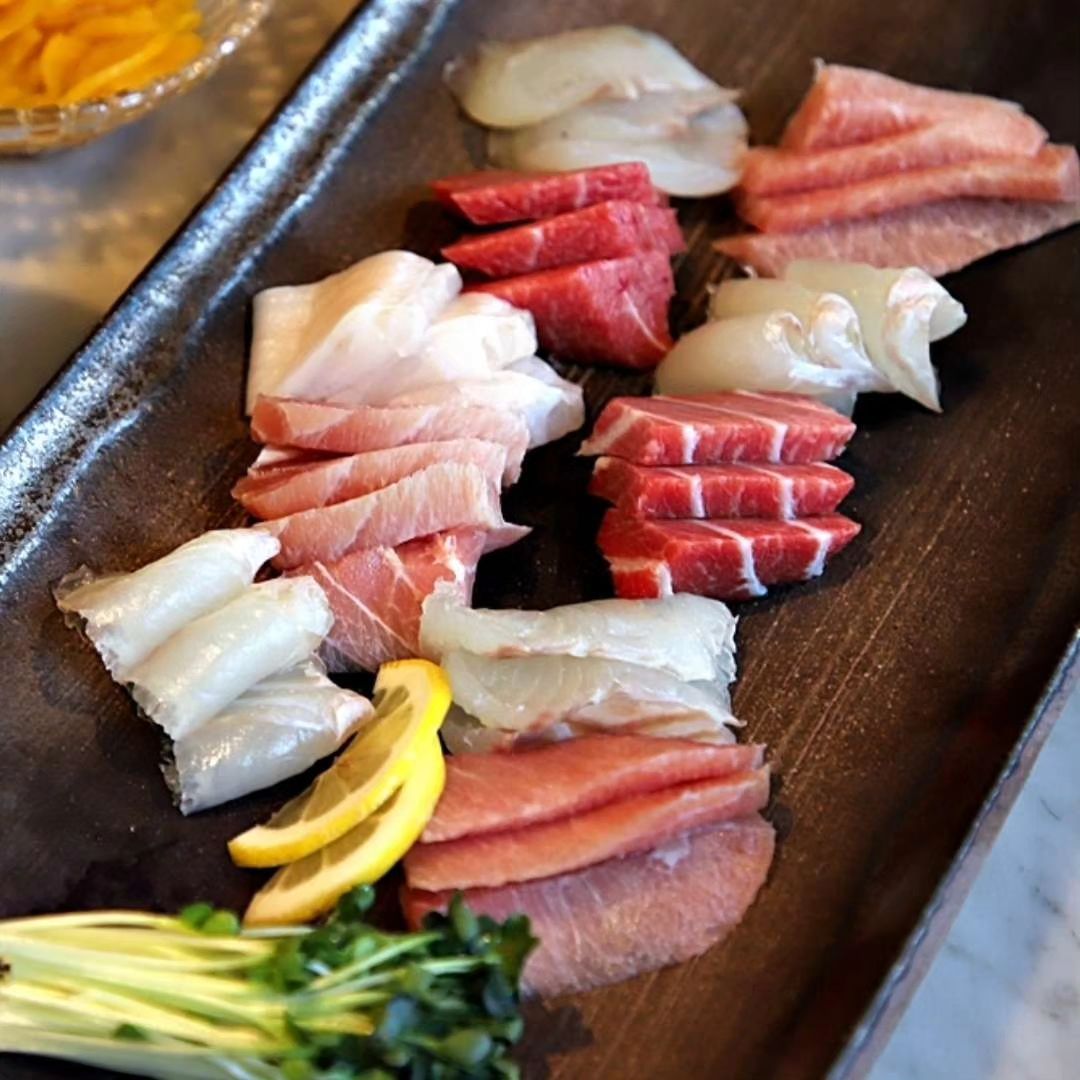#협찬 강남에서 유명한 일식맛집 진스시에 다녀왔어요. 진스시는  강남역과 양재역 사이에 있어서 접근성이 좋고 부담없는 가격으로 일식코스를 즐길수 있어서 가성비도 넘 좋아요

지인모임, 커플데이트 및 강남 한복판이라 회식장소로도 딱 좋은거있죠? 일끝나고 헤쳐모엿! 

신선한 사시미의 두툼한 식감이 넘 쫄깃해요 사르르 녹아내리는 참치는 말해뭐해, 디너코스에 참치뱃살도 넘나 사랑합니다 

모듬사시미 구성이 좋아서 부담없는 가격으로 맛있는 일식코스요리를 먹고싶다면 진스시에서 해결하세요. 강남에서 인기많은 곳이라 예약필수!  

프라이빗하면서도 조용하고 고급스러운 분위기에 가성비, 가심비 모두 만족스러운 곳,  바로 여기입니다~ 

📍진스시
📍매일 11:30 ~ 22:00 (브레이크타임 15시~17시)
📍전화 02-588-3330
📍서울 서초구 강남대로43길 22-2

*️⃣대표메뉴

✅️점심A코스 22,000원 ✅️저녁A코스 39,000원
✅️점심B코스 28,000원 ✅️저녁B코스 45,000원
✅️점심C코스 39,000원 ✅️저녁C코스 60,000원

#진스시 #강남진스시 #양재역진스시 #양재역맛집 #강남맛집 #강남역맛집 #양재맛집 #서초동맛집 #서울일식코스 #상견례장소 #데이트맛집추천 #양재역일식 #양재역술집 #강남회식장소 #양재역회식장소 #뱅뱅사거리맛집 #강남일식집 #강남일식맛집 #강남역일식 #맞팔 #선팔맞팔 #좋아요반사 #양재역회식 #강남초밥