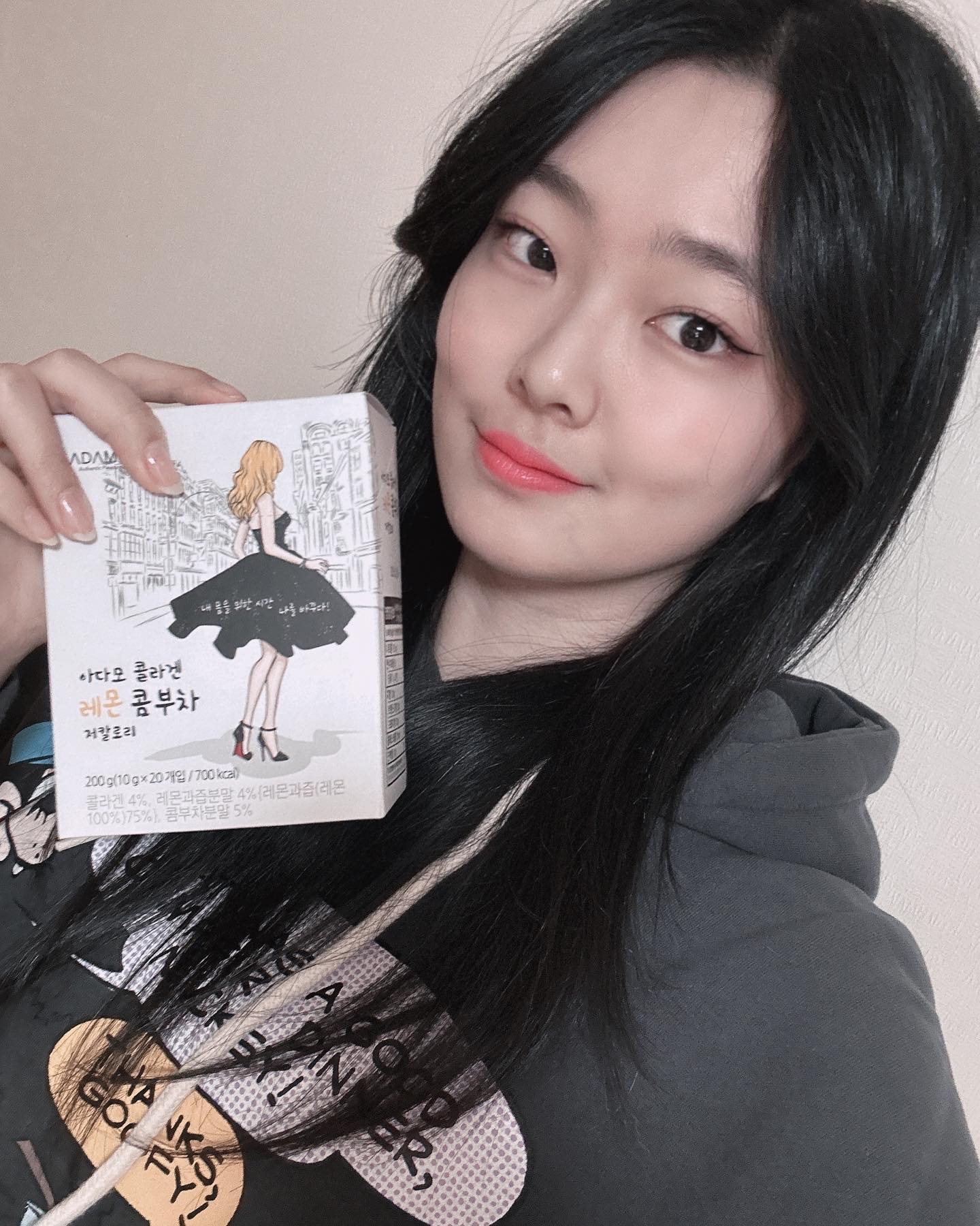 #광고 

요즘 헬스장 다니면서 다이어트를 하고 있는데, 운동 전후로 아다모 콜라겐 레몬 콤부차를 마시고 있어요.

콤부차는 홍차, 녹차에 스코비라는 유익균을 넣어 발효시키기 때문에 그 과정에서 탄산이 생성되어 청량하고 상큼한 맛을 느낄 수 있습니다.

기름진 음식을 먹었을 때도 합이 좋고, 저칼로리라서 안심도 된답니다😎

#콤부차 #콤부차다이어트 #콤부차효능 #아다모콜라겐레몬콤부차 #다이어트꿀팁 #다이어트음식