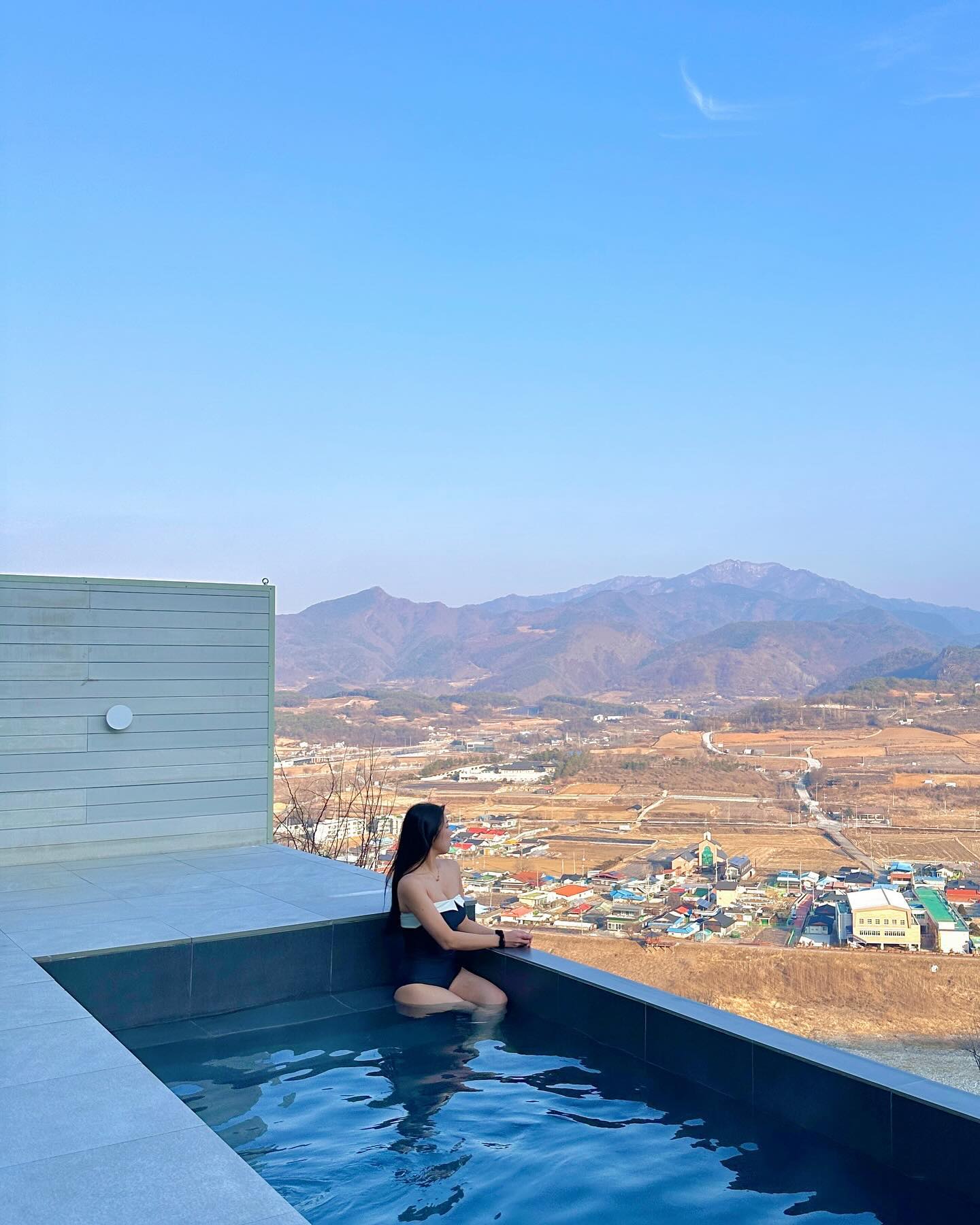 사계절내내 날씨 상관없이 김 모락모락나는 뜨끈한 온수풀에서 
바라보는 남한강뷰는 그저 행복 ... 😳 그리고 검정색에 다시 홀딱 빠진 
요즘 고급스러운 마르디와 찰떡같이 어울리는 나의 또 neW swimwear 🖤
.
.
👙#제품제공 : vikinivender 
-비앙카 카라 포인트 모노키니 블랙

#은주_단양