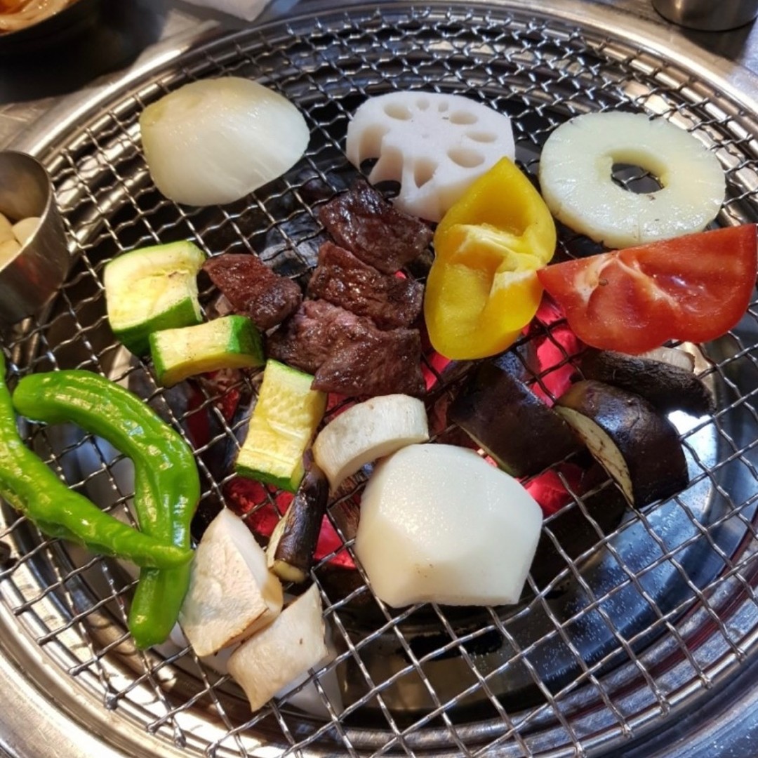 #협찬 
소고기&한돈 맛집으로 유명한 금호동고깃집 326숯불구이❤️

육질도 훌륭하고 각종 채소들도 함께 구워먹으면 정말 예술예술이라고😊

가성비 훌륭하고 가족모임이나 회식으로도 많이들 찾는 것 같다!!

음식 먹는 내내 직원분들도 넘나 친절해서 기분좋은 식사를 할 수 있는 곳:)

세트메뉴도 준비되어 있어 결정장애가 있다면 무조건 세트메뉴 주문!!

금호동 금남시장내에 위치해있는 금호동맛집 고기집에서 제대로된 고기맛 즐겨보자👏

326_bistro

#326숯불구이 #금남시장맛집 #금호동맛집 #금호역맛집 #금호동소고기 #금남시장고기집 #금호역고깃집 #금호동고깃집 #금남시장소고기 #금호동고기 #소고기맛집