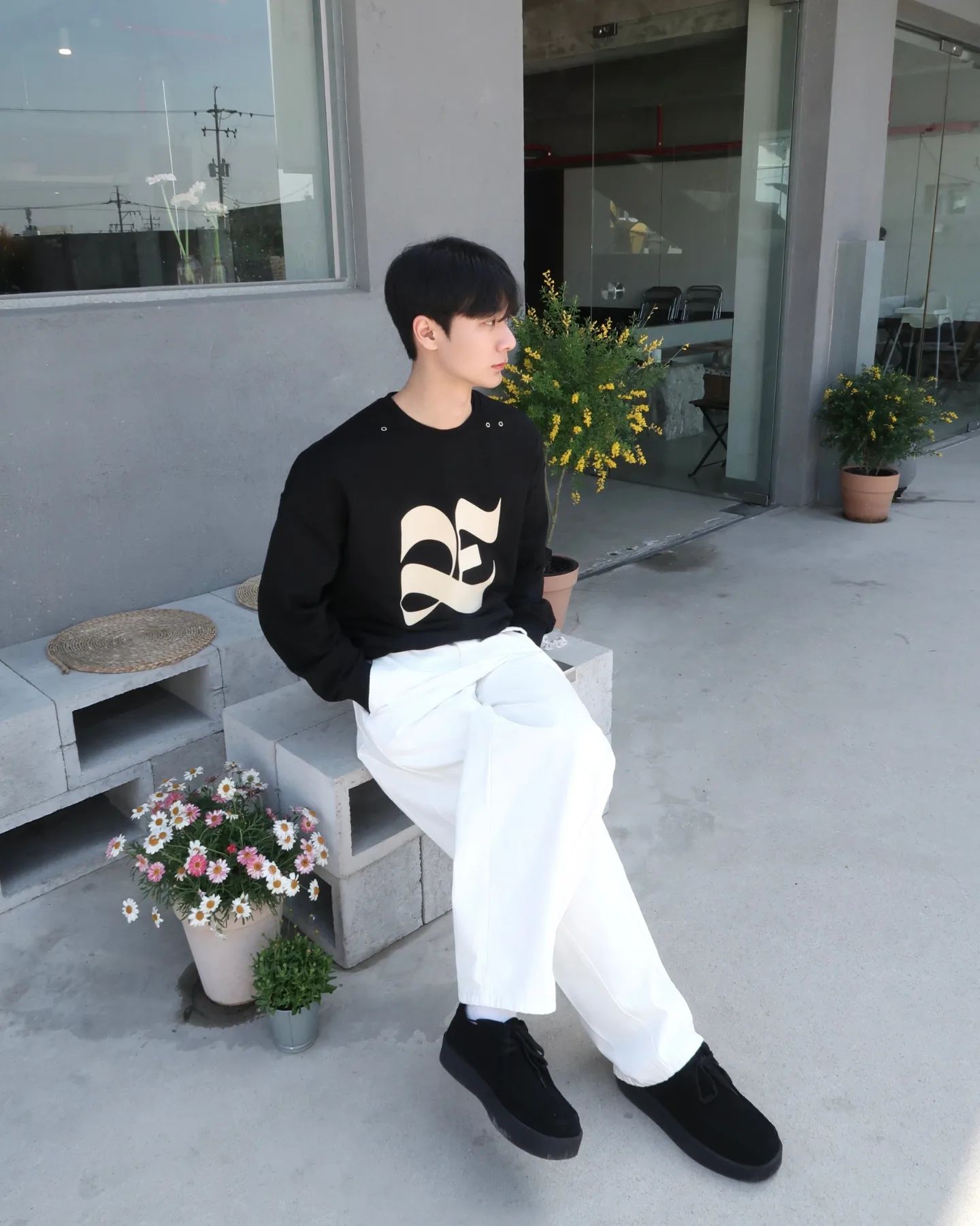 #협찬  order_archive archive_flow 

오랜만에 게시물 올리네요 여러분들 잘 지내시나용 바지맛집 오더아카이브에서 바지 협찬을 주셨습니다 ! 벨트 디테일이 너무 이쁘고 흰색 바지 입을때 걱정되는 비치는 문제 없습니다 ! 너무 이쁜 흰색바지 구매하시는게 어떠신가요🥹🥹