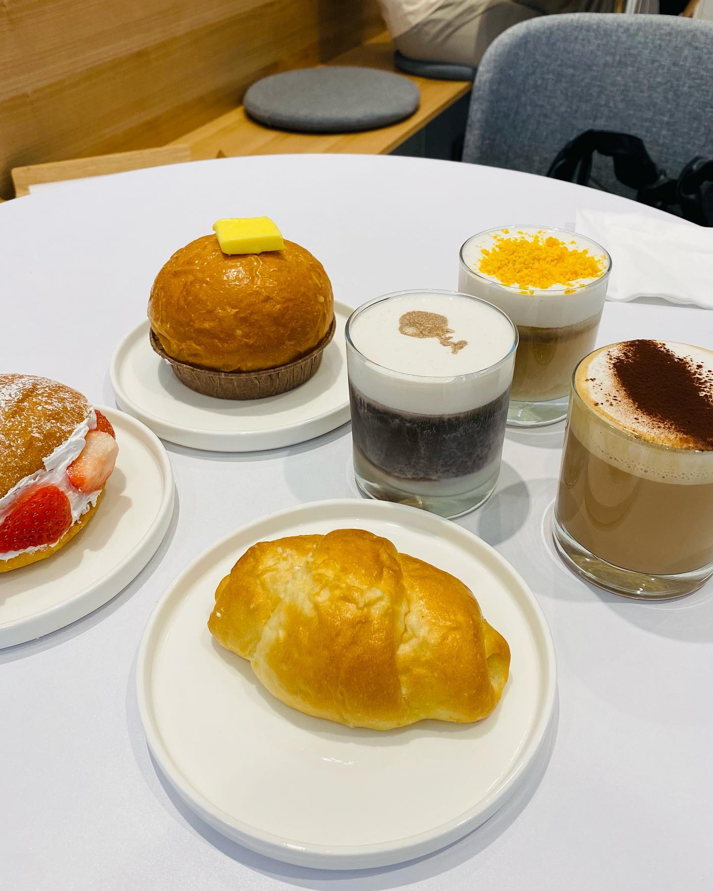 아인슈페너 맛집☕️
비를 뚫고 온 보람이 있는 수원시청역카페
고소한 흑백 아인슈페너랑 상콤한 오렌지 아인슈페너, 달달한 플랫화이트 아인슈페너 3총사 클리어🫶
빵종류도 다양하고 맛있어서 매우 만족쓰💓
.
.
.
#수원시청카페 #수원대형카페 #수원베이커리카페 #소금빵이쥬아 #어따맛나다 #페이브베이커리수원시청역점