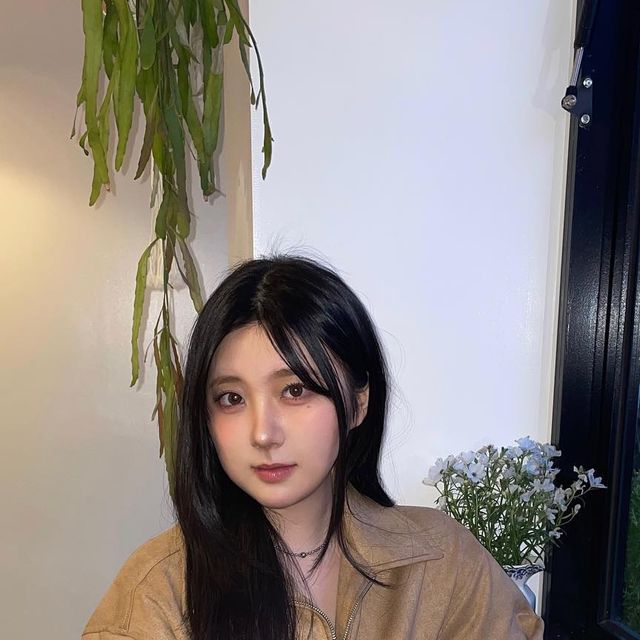  소저 on Instagram: "#광고 @vivabrown_official 
소프트한 터치감과 은은한 광택감이 맘에 드는 크롭기장의 스웨이드 자켓이에요°ε♡з° 오버핏 실루엣을 바탕으로 제작되어 편하게 코디하기도 좋고 투웨이 지퍼로 다양한 연출이 가능한 아이템입니다•••🖤 언능 날씨가 더 풀렸으면🤧
#비바브라운 #여자자켓 #비건스웨이드 #자켓 #데일리룩 #자켓추천 #스웨이드자켓 #자켓 #outer #jacket #パンツ #비바브라운x텍토리 #outer #블루종 #パンツ #크롭자켓 #제품제공 #협찬"