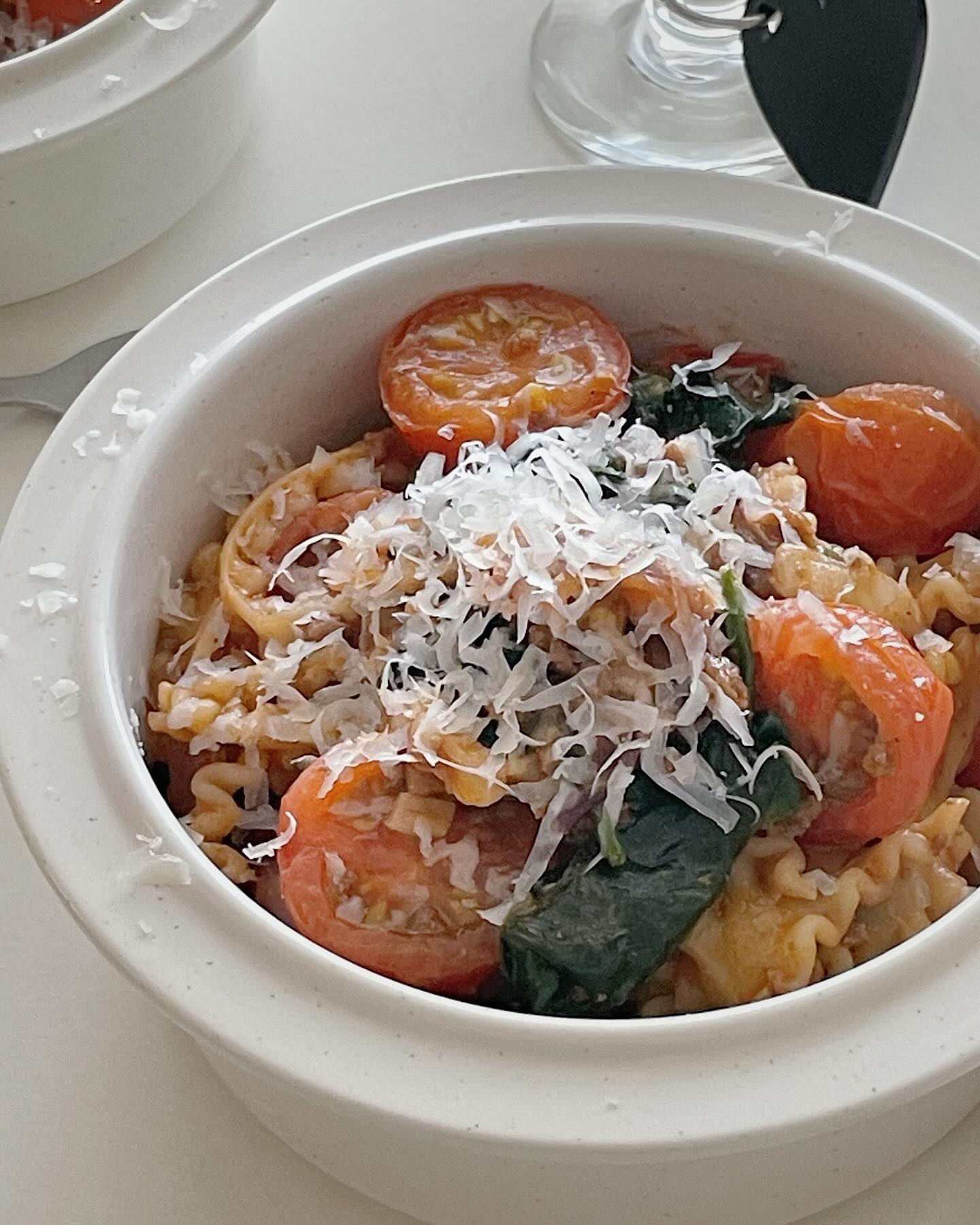 토마토 시금치 로제 파스타 🍝🍃

간단하고 꿀튼이도 좋아하니까☺️
아빠 출근한 토요일마다 파스타 만들어 먹는 것 같은데? ㅎㅎ
매번 최고의 따봉 파스타가 갱신되고 있어요♥️ 엄마뿌듯

👩🏻‍🍳 레시피갑니당 
🏷️ 파스타면 삶기 (끓는물10분+소금간)
🏷️ 시금치 살짝 데쳐주고 (면 삶기 전에 시금치부터! 🍯팁)
🏷️ 다진고기(간장1T 맛술1T 알룰로스 살짝) 양파 방울토마토 시금치 올리브유 둘러서 볶다가
🏷️ 로제소스5T 파스타면(면수5T) 소금후추 살짝 들기름 한바퀴 두르면 완성

다진고기 간장양념에 볶아서 큐브에 늘 얼려두는데 오늘은 고기큐브 활용하니까 간단한데 더더더더 시간 아껴서 후다닥 완성했어요✨ 정말 활용도 갑입니당👍🏻
아침에는 고기큐브 야채볶음밥 해먹었다는..! 😆
그럼 다들 즐거운 주말 보내세요♥️