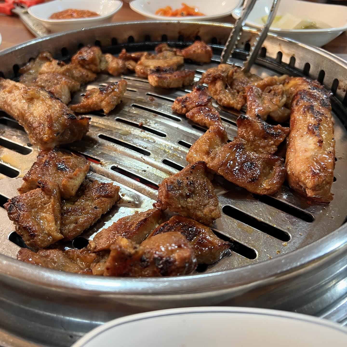 지나가다 그냥 들어간 운호숯불갈비 💕💖 돼지갈비 너무 맛있는 맛집이었다! 쌈크게 싸서 입안가득 먹으면 행복 🥰😍 탁트인 당진 바다뷰 감상하면서 힐링할 수 있는 오션스트리트 카페도 좋았다 ~~ ☺️🌷공원에서 옆으로 걷기 하고있는 앵무새도 귀염 ㅋ̤̫ㅋ̆̈ 

#운호숯불갈비 #당진맛집 #당진나들이 #돼지갈비맛집 #삼겹살맛집 #오션스트리트 #루프탑카페 #바다뷰카페 #당진카페 #자몽에이드 #페퍼민트티 #먹스타그램 #카페스타그램 #맞팔 #좋아요
