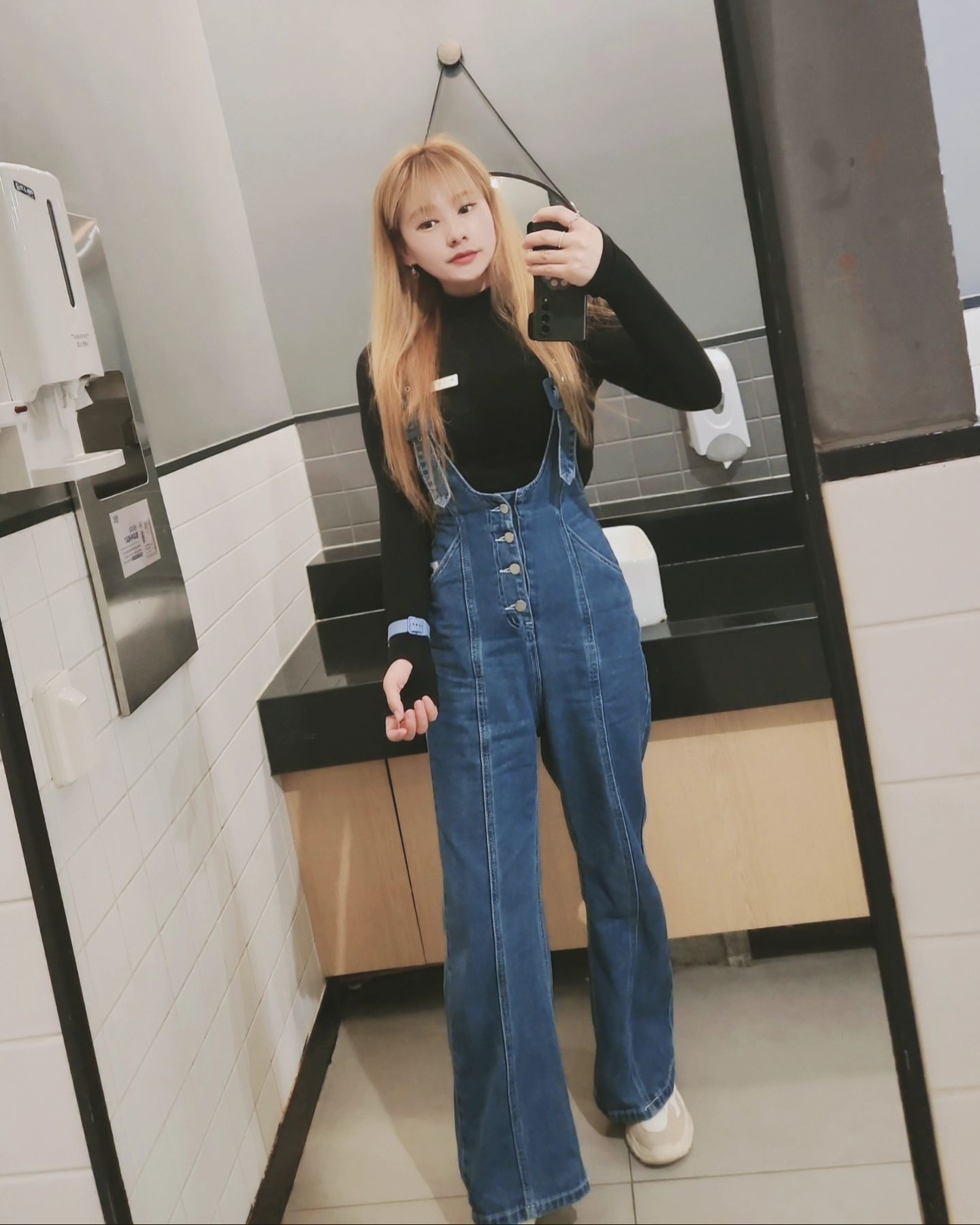 간만 일하다가 사람없으니 땡땡이 치며..
5시간반 훅지나가 퇴근하고
밥먹고~ 산책30분? 
와 진짜 만발이다 음청 폈당ㅎ
다담주까지..버텨주세염 벚꽃님아 😍

#거울샷 #땡땡이 #산챀 #벚꽃 #만발🌸 #다담주까지버텨주세요