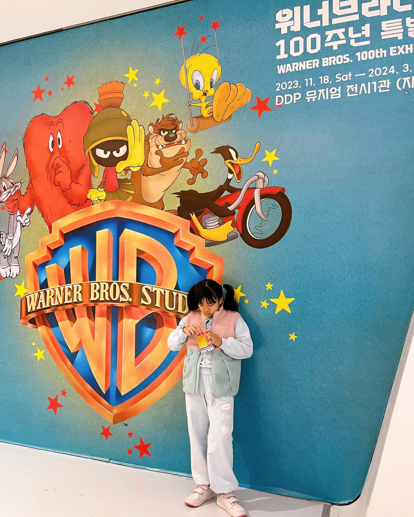 ❤️ 

주말에 집에만 있긴 미안해서 외출
워너브라더스 100주년 특별전 
오랜만에 DDP 방문!

엄빠도 재밌고 아이도 재밌고
워너브라더스의 지난 100년의 역사도 보고
추억돋는 톰과제리 ㅋㅋ 해리포터, 배트맨 등등
너무 반가웠던 전시😍

포토존에서 사진찍는 재미와
한정판 굿즈들❤️
랜덤피규어때문에 제리 안나왔다고 한바탕 울고
럭키드로우 1등나와서 다행😂

사람들이 너무 많아서 톰과제리 포토존에서
못찍은게 너무 아쉽지만 그래도 즐거웠다❤️

#워너브라더스100주년특별전 #전시회그램 #전시추천 #워너브라더스100주년 #럭키드로우 #워너브라더스코리아 #전시회관람 #전시회스타그램 #전시회관람