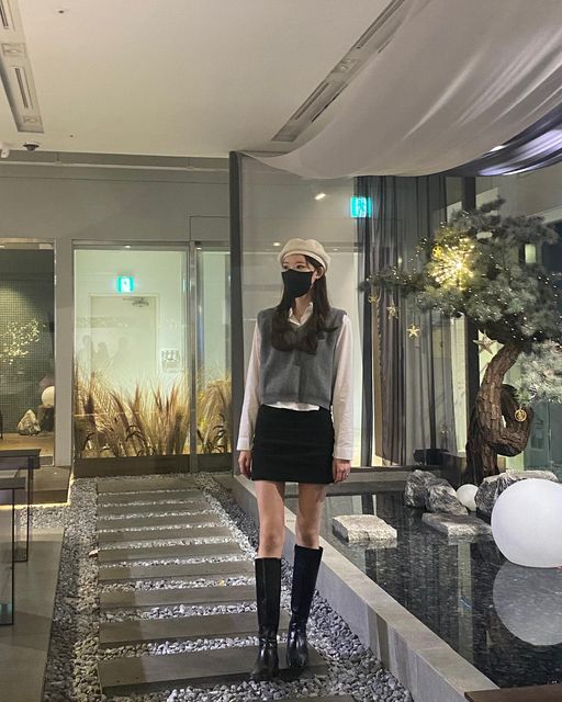 이수민 on Instagram: "#홍대카페 #공미학 홍대 카카오프렌즈와 콜라보 하고 있는 베이커리 카페. 베이커리카페라는 말에 걸맞게 정말 다양한 류의 빵과 구움과자를 판매하고 있다. 좌석의 경우