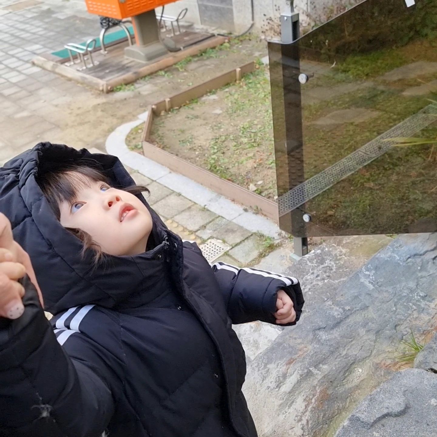 눈 오는거도 구경하고
트리 앞에서 오너먼트 귀엽다고 구경도 하고
엄마랑 블럭쌓기하며 틈새로 까꿍 놀이도 하고
물총놀이 하면서 신나게 노는 와니❤️