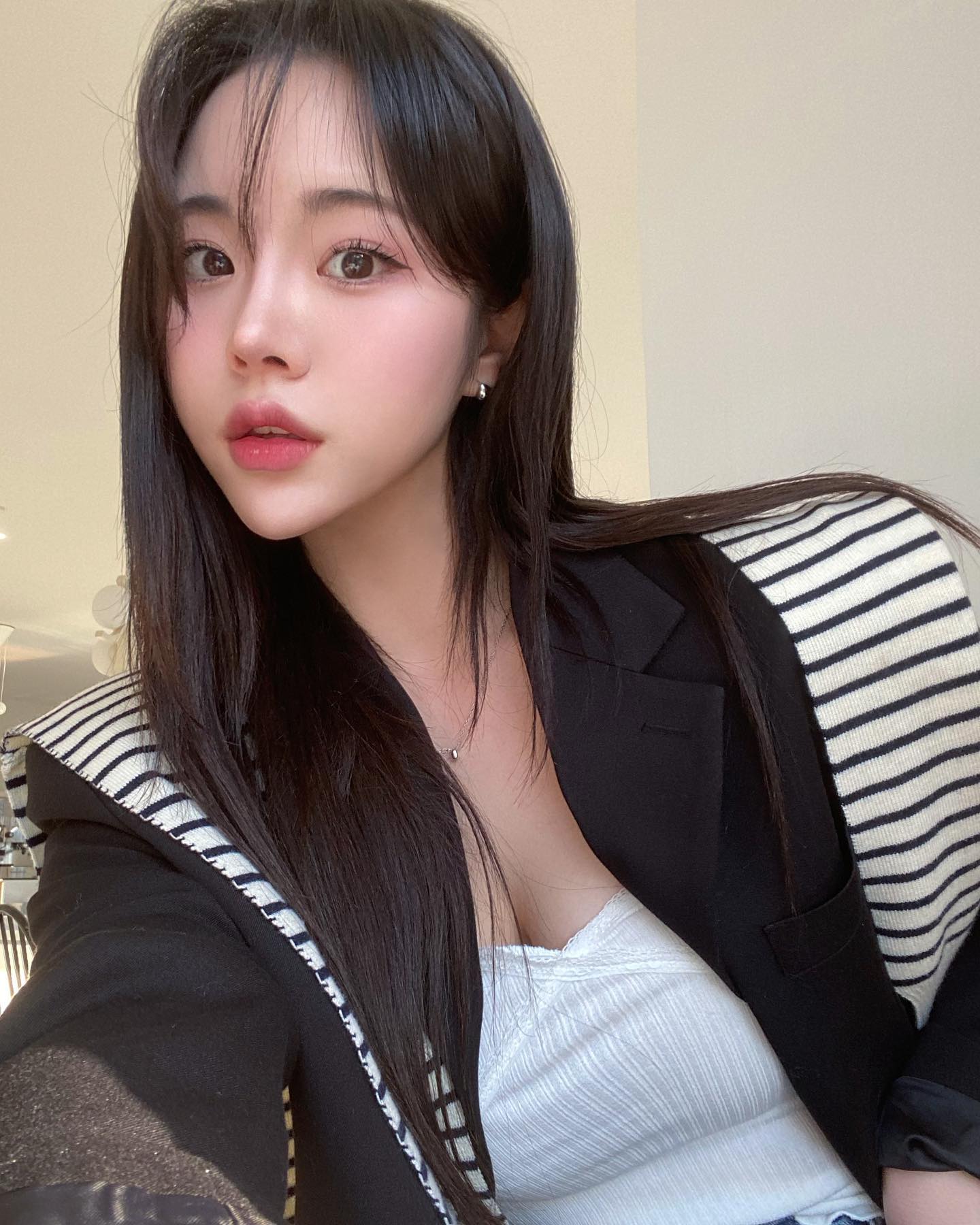 머리를 잘못 말려서 
강제로 앞머리를 내리게 됐어요 ….!