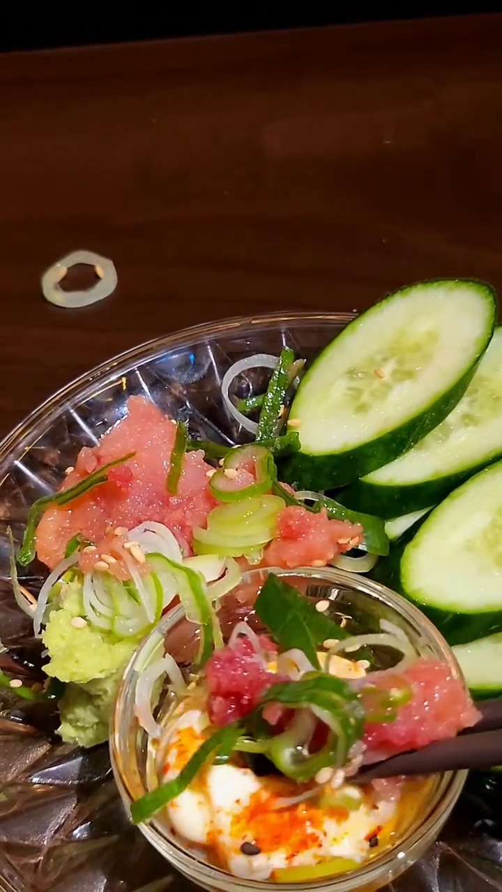 #신사역맛집 #광고 / Q. 야키니쿠는 일본 전통음식이다⁉️ 🆚️ 재일교포가 한식으로부터 만든 음식이다⁉️
정답은... "재일교포가 한식으로부터 만든 음식이다" 랍니다🤗🤎
이 사실 모두 알고 계셨나요~?ㅎㅎ
.
오늘 소개해드릴 곳은..
#야끼니꾸 가 일본🇯🇵 본토음식이 아니라,
재일교포가 한식🇰🇷에서 비롯해 만든 우리 음식임을 알리겠다는 멋진 철학을 가지고 있는 곳!!
#야키니꾸소량 입니다😚🤎
.
이런 철학에 걸맞게 3가지 종류의 한국 간장을 블랜딩해 특별한 비법소스를 만들었고👍🏻
여기에 우리네 고유의 맛과 멋,
일본 현지에 온듯한 분위기까지 담았답니다🤎
.
저는 당일 가장 신선한 고기 4부위를 모듬으로 내어주는 "소량카세(350g/39,000원)"를 주문했어요!!🥩
어떤 부위가 나오는지 정해진건 아니고, 그날 제일 퀄리티 좋은 최상급의 소고기를 내놓는다고 해요ㅎㅎㅎ
이런게 #우마카세 의 묘미 아니겠어요?😜
.
설레는 마음으로 맛있는 꼬기를 기다리면 화로에 불을 올려주시는데요(!)
정통 일본 야끼니꾸스럽게 각 자리마다 놓여진 화로에 소고기를 취향껏 직접 구워먹으면 된답니다🤎
이날은 우설, 차돌박이, 갈비, 안창살이 나왔는데 육질 좋고, 잡내도 없어서 넘나 맛있게 먹었어요ㅎㅎㅎ
요 소고기를 특제 소량소스에 찍어먹으니 더 꿀맛👍🏻
평소 우설을 무지 좋아하는데... 우설은 사알짝만 구워서 육즙 가득히 먹는게 예술인거 다들 아시쥬?!😘
차돌박이는 기름기가 많아서 순간 불쇼 퐉~🔥🔥🔥
진짜 야들하니 넘나 맛있고요ㅎㅎㅎ
두가지 스타일로 나온 양념 또한 간이 잘 배서 참 맛있었어요🤎
.
소고기 먹는데 술이 빠질 수 없겠죠?!ㅎㅎ
전국에 몇 대 없는 하이볼 머신이 이곳에 있다길래 "소량 오리지날 하이볼"(라벨5버번+레몬+탄산수/6,000원)을 바로 주문했구요,
기린 생맥주 전문점인 만큼 "기린 생맥주"(6,000원)도 주문했답니당🍻
안시켰으면 어쩔뻔?!?!
역시나 하이볼&생맥주와 궁합이 넘 좋은거예요ㅎㅎㅎ
특히 저는 하이볼이 정말 맛있었는데,
머신 덕분인지 시원하고 청량감 있는 하이볼 본연의 맛이 제대로 느껴졌어요🤗🤎
퇴근길에 여기서 고기에 하이볼 한잔 하면 완전 힐링되겠다 싶었네요ㅎㅎㅎ
.
고기뿐만 아니라 니꾸우동/명란덮밥/온센타마고밥 등 사이드 메뉴도 맛있다길래, "니꾸우동"(6,000원)도 주문!!
니꾸(고기) 우동 위에 고기양 보이시나요?ㅎㅎㅎ
이름값 하듯이 고기가 가득가득!!🤎
우동 정말 맛있었어요🤩
국물에서 느껴지는 가쓰오의 해물향과 찐~한 고기 육향의 조화가 넘 좋더라구요👍🏻👍🏻
쌀쌀한 날 뜨끈한 우동까지 먹으니 술이 술술...
우동 꼭 시켜드세요ㅎㅎㅎ
.
저는 이날 마치 일본 여행 온 듯한 여유가 느껴지더라고요🤎
일본풍의 인테리어가 자아내는 분위기 덕분에 더 기분 UP 되는거 있죠?ㅎㅎㅎ
서비스도 좋고, 분위기도 좋고, 음식 비주얼도 좋아서 데이트 장소로 좋겠다 싶었답니다🥰🥰
정말 기분 좋게 낭만 즐기며 식사 하고 왔어요🤎
여러분께 #신사소고기맛집 으로 이곳 추천드려볼게요!!🤗
.
#세슐랭가이드 #신사가로수길맛집 #신사가로수길고기집 #신사가로수길이자카야 #신사가로수길야끼니꾸
#신사역고기집 #신사역술집 #신사야끼니꾸 
#신사동소고기 #신사동맛집 #신사동이자카야 #신사동야끼니꾸
.
.
[ 야끼니꾸는... ]