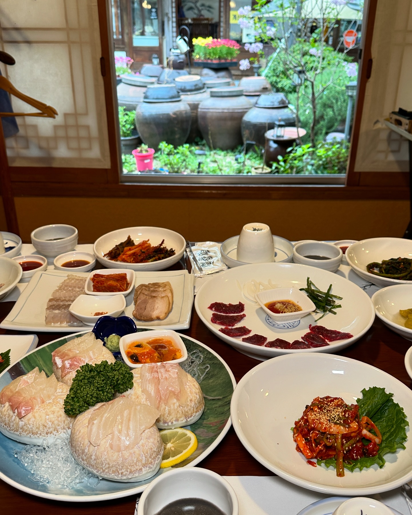 #광고
순천의 맛을 담은 백년가옥
순천 한정식 맛집 명궁관에서
상다리 부러지도록 푸짐한
치즈떡갈비 한상👏🏻👏🏻
활어회도 너무 신선하고
쫀득한 육사시미 윤기좔좔
부모님 모시고 여행가면 무조건 들리는곳
특별하게 대접하고 싶을때 추천😉

#명궁관 #순천명궁관 #순천한정식
#순천시청맛집 #순천맛집 #순천중앙동맛집
#전남한정식 #순천떡갈비 #순천상견례