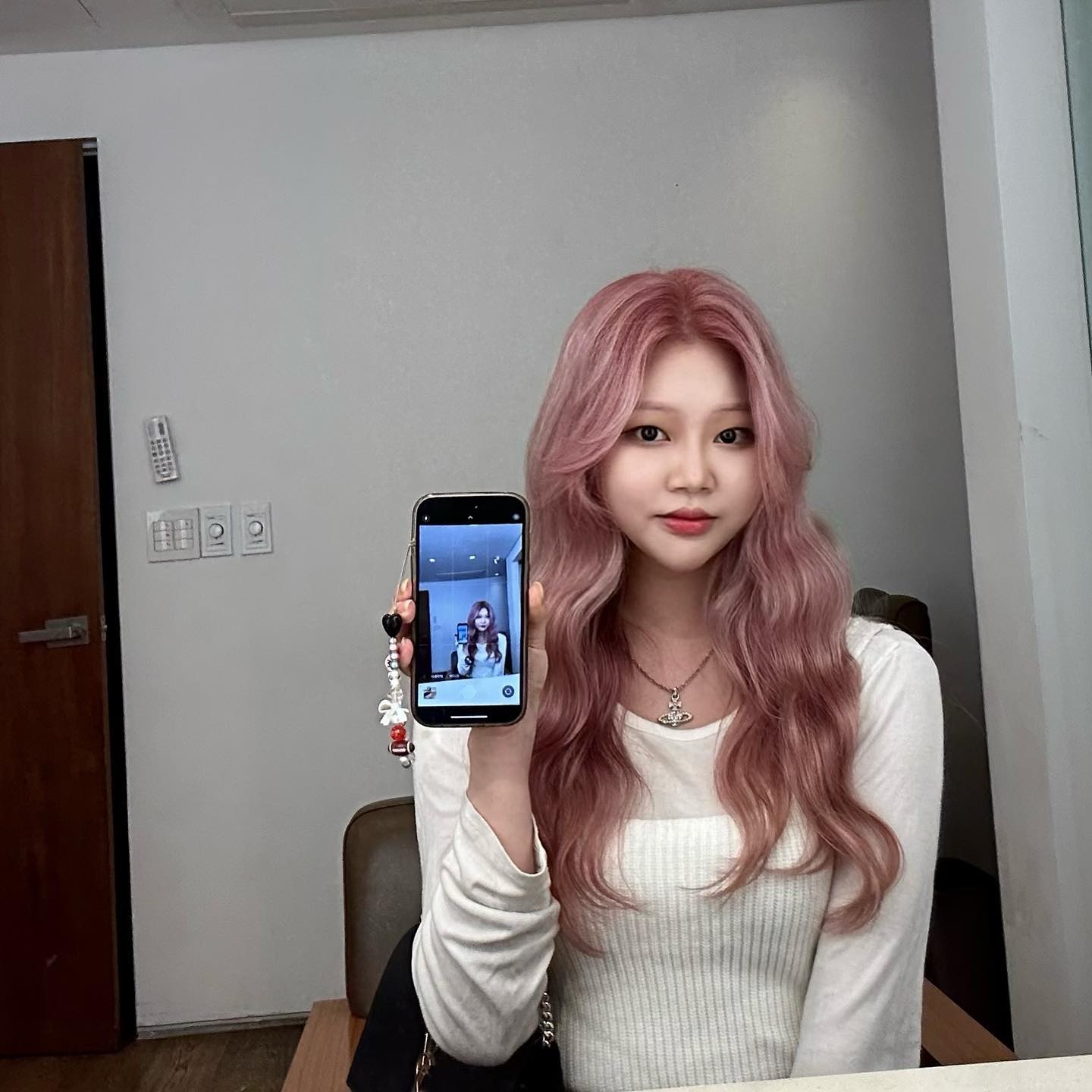 엠지 셀카 나두 찍어봐따🙌🏻 머리색 이뿌지이♡