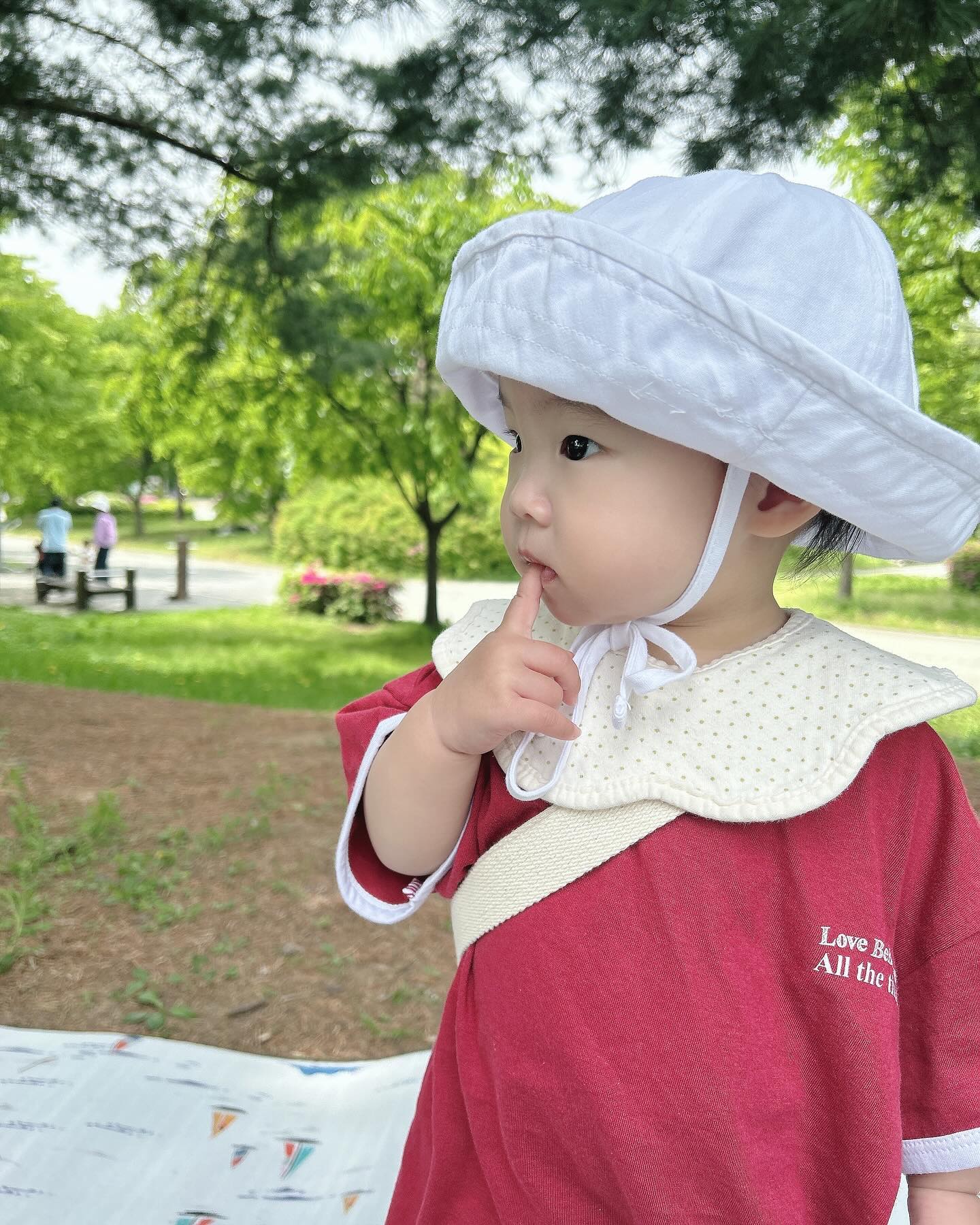 +391

너무더웠던 오늘
할머니꺼 새우깡 뺏어먹은 날..

이쁘게 핀 철쭉
만져보고 싶어하는 너가 너무 귀엽다
철쭉에 뽀뽀도 해줌ㅋㅋ

놀이터에서 시소도 타고 미끄럼틀도 타봤다
너무 좋아해서 미끄럼틀 사야하나
고민중..

몇일뒤면 400일이라니!