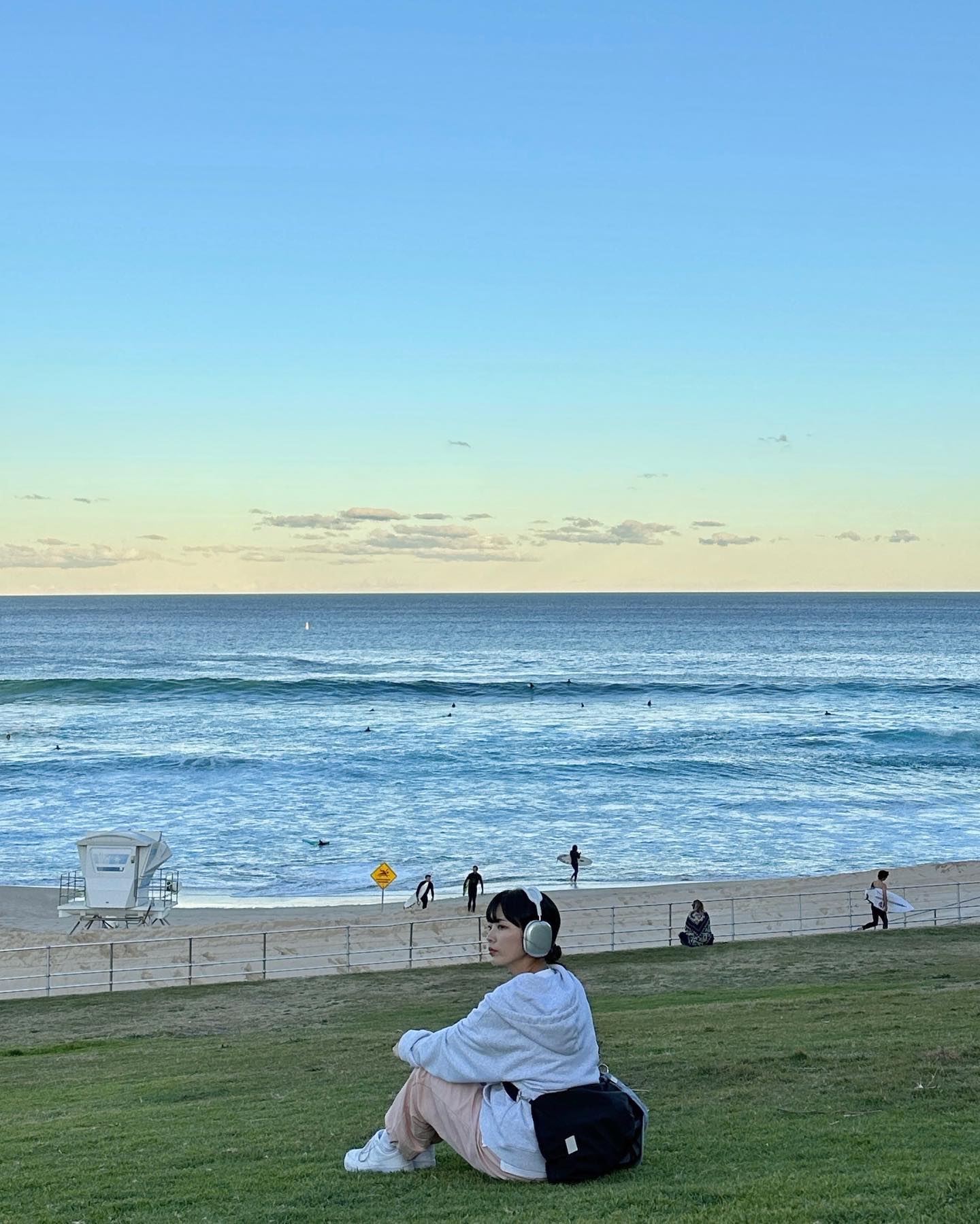📍 서퍼들의 천국, Bondi Beach🌊
⠀
호주하면 가장 먼저 떠오르는 본다이비치에는 정말 많은 서퍼들이 파도를 즐기고 있는데요!🏄🏼‍♂️ 본다이비치를 따라 위치한 잔디에 앉아 노래 들으며 서핑하는 모습을 구경하다 보면 시간이 금새 흘러있답니다☺️ 유명한 아이스버스 수영장도 좋지만 해지는 본다이 비치를 보는 것도 잔잔한 행복이 있으니 여유가 되신다면 즐겨보세요🩵
⠀
✔️ 유명한 아이스버그 수영장이 있어요 5️⃣
✔️ 바다와 모래사장, 잔디가 이어져 있어 아름다워요💖
✔️ 해안을 따라 이어진 해안 산책로도 추천!

#태윤_호주