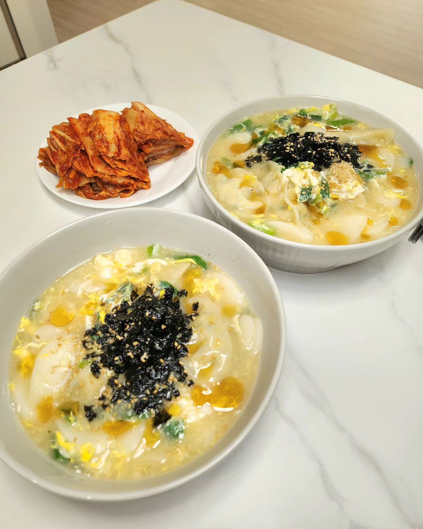 #제품제공 #수비드림 #🥟
추운 겨울엔 역시 #떡만둣국 이죠!
남편이 워낙 좋아해서 우리집 단골 메뉴예요🤭

오늘은 돼지고기만두 대신 
단백질 함량은 높이고 지방은 낮춰 
칼로리 걱정도 덜하고, 건강 할 것 같은 
#닭가슴살만두 예요~🥟

속이 비치는 얇고 투명하지만 탄력있는 만두피 안에
100%국내산 닭가슴살과 신선한 야채를 듬뿍 담았어요~

닭가슴살만 먹기 질렸던 다이어터들 계시죠?
야채와 함께 큼지막한 왕교자 사이즈로
만두만 먹어도 한끼 식사로 든든해요!🥟

닭가슴살 만두라고 해서 
엄청 담백하고 육즙도 없을줄 알았는데 
웬걸~ 아니였어요!
만둣속 씹히는 채소도 아삭아삭 좋구요!🤤

떡만둣국은 남편이 진짜 잘 먹는 메뉴라
끓이면서도 양이 살짝 부족한거 아닌가 싶었는데
아니나 다를까 남은 국물에 밥 퍼오더라구요😂

🥟수비드림🥟sousvidream
닭가슴살 만두중에 젤 맛있는거 같아요❤️

.
.
.
.
.
.
.
.
.
.

#야채만두#닭가슴살만두#곤약만두#시래기만두
#만두추천#얇은피만두#냉동만두#다이어트만두
#집밥#홈쿡#신혼#신혼밥상#저녁밥상#신혼저녁밥상#홈술#노동주#안주#술상#맛스타그램#쿡스타그램#먹스타그램#가정식#자취요리#선팔맞팔#먹팔환영