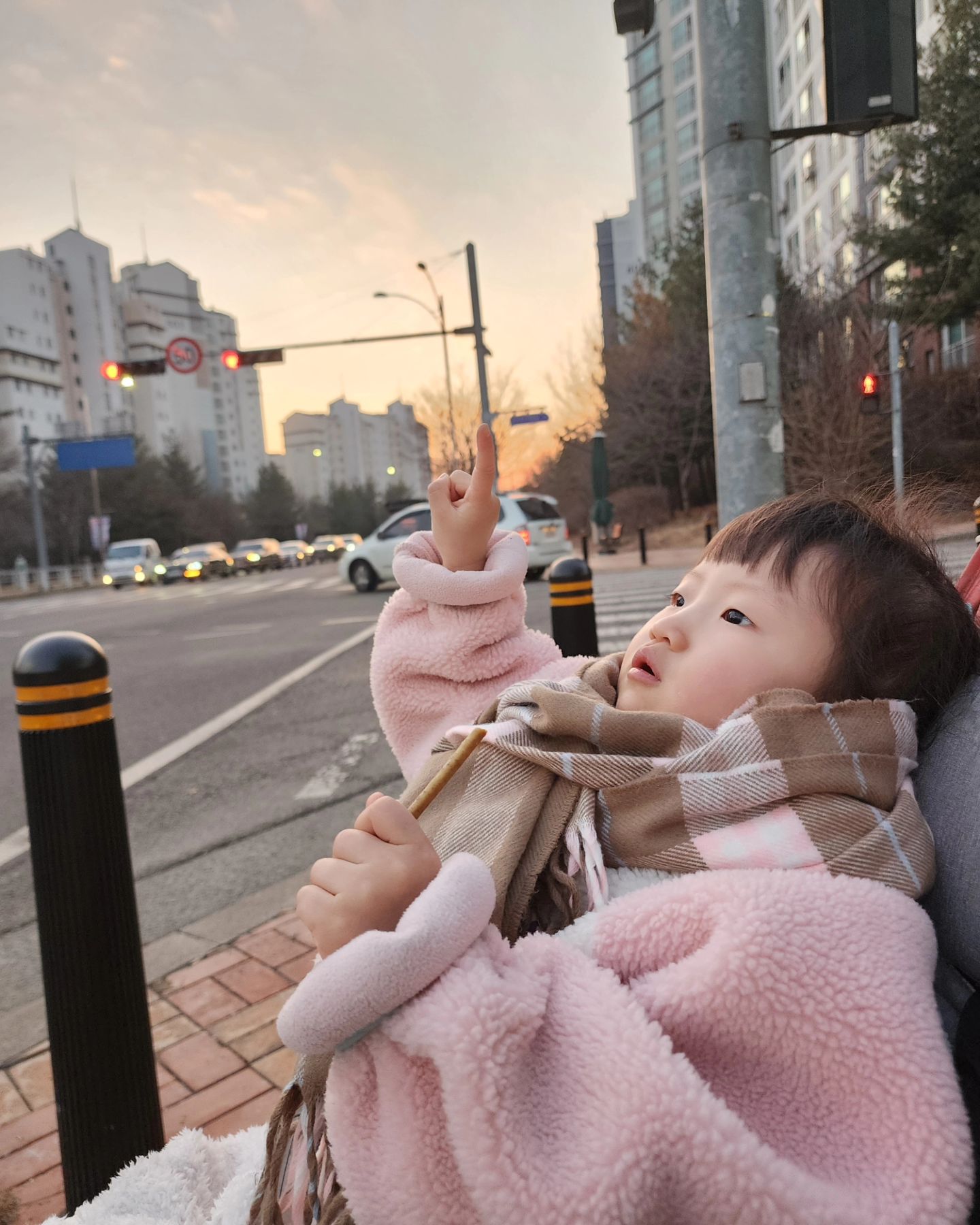 오늘의 하이( ˇ͈ᵕˇ͈ )🤍⁣⁣⁣⁣ +753⁣
하이와 오랜만에 외출했는데, 하늘이 하이처럼 아름다웠어🧡💙⁣
하이와함께하는 모든순간은 영화의한장면같아⋆ ₊ ﾟ⁣
오늘은 하이와 도서관에서 나와 하늘을보는데, 하늘이너무 아름다웠던것있지? 마치 우리 하이같이 너무예뻤어🧡⁣
하이와 함께 같은 하늘을보고, 대화를 나누며 눈을마주치는⁣
그순간이 너무행복하고 행복했던오늘이야🌇⁣
⁣
요즘엄마가 몸이많이힘들어서 하이랑 잘못놀아주고 많이못받아줘서미안해우리아가😢😥⁣
그럼에도불구하고 항상 엄마를 많이사랑해주고 도와줘서 너무고맙단다❤️ 오늘도 하이를 엄마에게 보내주신 하나님께 너무감사한 하루였어🤍⁣
오늘도 내일도 너무너무사랑해 낌하이(୨୧ •͈ᴗ•͈)⁣
⁣
⁣
⁣
⁣
⁣
⁣
⁣
⁣
⁣
#아기스타그램 #아기옷 #아기모델 #육아용품 #육아맘 #아기랑놀기 #baby #cute #아기와갈만한곳 #아기놀이 #딸스타그램 #딸바보 #딸 #육아 #육아소통 #육아스타그램 #육아템 #맘스타그램 #맘소통 #도서관 #21개월아기 #22개월아기 #20개월아기 #23개월아기 #24개월아기 #두돌 #일상 #일상스타그램 #김하이 #하이스타그램🤍