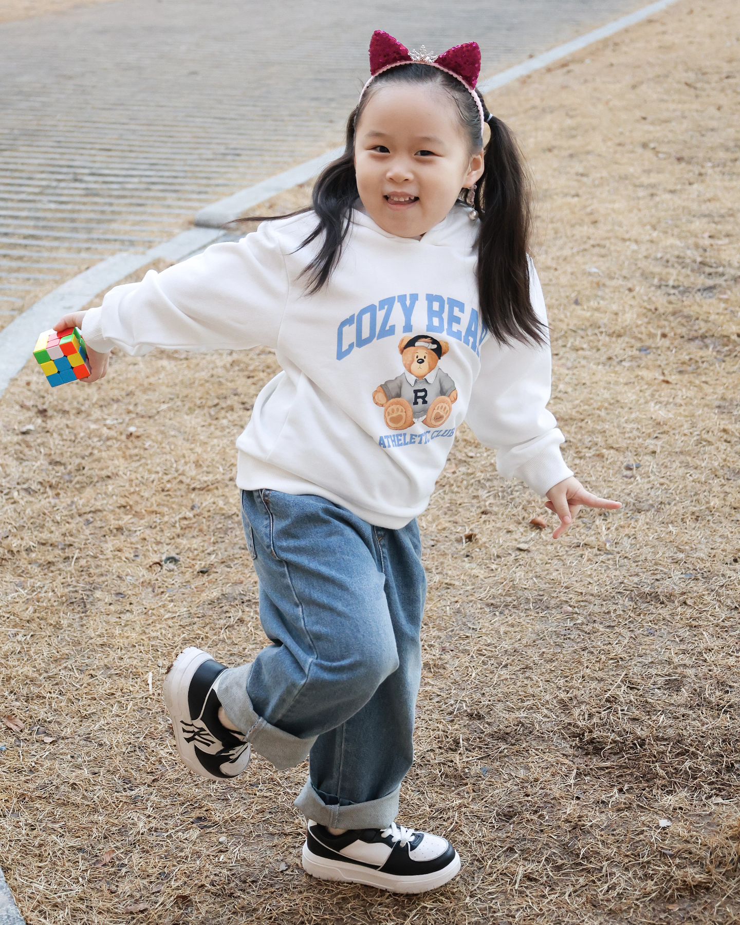 #막둥이 

뚱뚱해서 청바지를 안 입혔었는데~
이제 키 좀 컷다고 꽉 안끼고 잘 맞는거 보니 
그래도 크면서 살이 좀 빠지기는 하는가봄 ㅎㅎ

첨으로 청바지 입은 모습이 넘 귀여버성~~
사진 정말 많이 찍었네~!!

ㆍ

ㆍ
