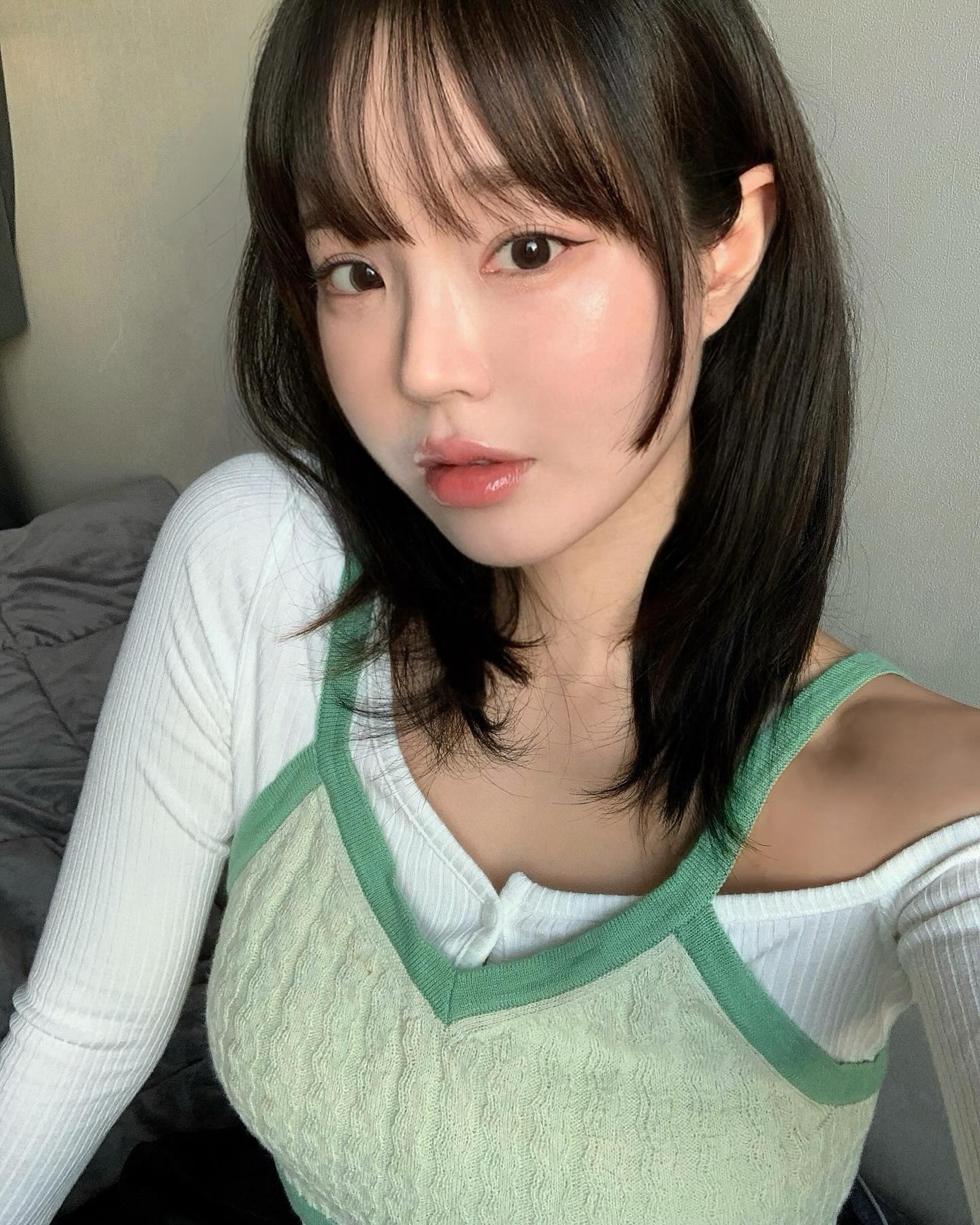#제품제공 espoir_makeup 
제가 사랑하는 반질광을 내추럴하게 연출해주는 에스쁘아의 이미 너무 유명한 비내추럴쿠션이 봄 느낌 잔뜩 🍀🌼🌺🎀 그린블라썸에디션으로 출시 되었다고 해요! 
바를수록 한겹한겹 얇게 깔리는 베이스가 쌩얼인듯  티 안나게 반질광이 표현되어 잡티가 살짝 비치게끔 발라주니오히려 이쁜거 있죠...
요즘 내추럴 메이크업, 미지근한 색조템이 많이 보이는데 그린불라썸 에디션에 이 두가지가 모두 포함 되어있단 사실!
그린컬러 케이스의 쿠션에 +퍼프2매, 거기다 미지근핑크립으로 유명한 세레나데 미니까지 구성되어 있다는 거! 

✶1/29일부터 네이버에서 단독 출시, 위 구성은 일주일간만 22,500에 판매된다고 하니 그린에디션 꼭! 품으시길..🛒🎀

#에스쁘아 #비내추럴쿠션 #비내추럴그린블라썸 #예쁜결잡아주는쿠션 #잡티도예뻐보이는쿠션 #반질광쿠션 #쌩얼쿠션 #자연광쿠션 #싱글즈 #인품사