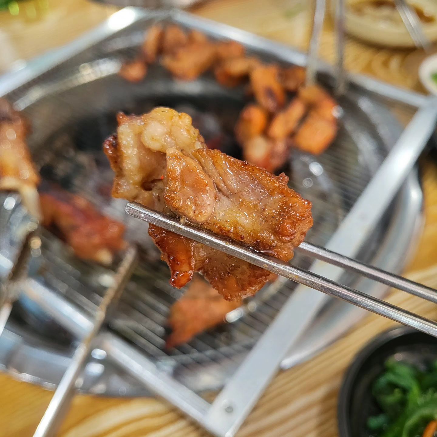 갑자기 돼지갈비가 땡겨서 찾아간 옆동네 맛집 ㅋㅋㅋㅋ 
찐맛집을 찾았다...🥰 또 먹으러 가야지...!!

*주문한메뉴*
옛날 진짜 돼지갈비 280g 16,000*3
공기밥 1,000

고기주문하면 청국장 서비스 :)

#일산돼지갈비 #일산돼지갈비맛집 #일산킨텍스맛집 #일산모래내 #일산모래내소문난갈비생고기