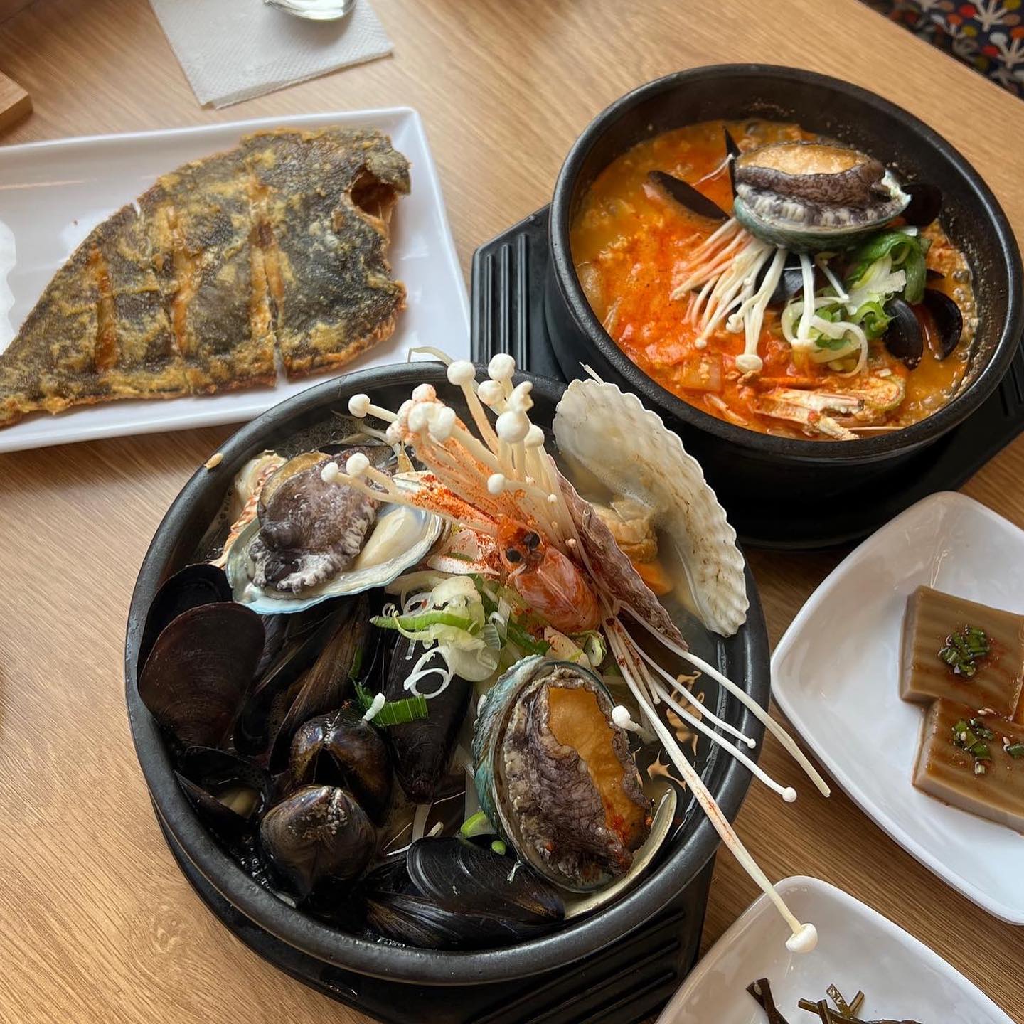 🗺️
여자셋 속초 1박 2일 여행_맛집편

▪️팔도 전복 해물 뚝배기
전복해물뚝배기 맑은 국물이 얼큰하니 해장용으로 굿굿
전복해물순두부는 이름 그대로의 아는 맛
가자미튀김은 어릴 적 학교 급식에서 먹었던 맛
전복해물뚝배기가 전복해물순두부보다 더 맛있음 (3:0)

▪️회가 횟집
현지인 추천 맛집 (인터넷에서)
사실 모둠회는 큰 차이는 모르겠지만 물회는 새콤달콤 괜찮았음
사장님 부부가 친절하심

▪️모녀가리비
아바이순대가 유명하지만 여긴 누룽지를 묻혀 구워주기 때문에 고소하고 담백한데 식어도 맛있음
바로 옆 모자가리비도 같은 곳

▪️감나무집 감자옹심이
강원도에 갔으면 먹어봐야 하는 감자옹심이
단일 메뉴이고 회전율도 빠른 편
테이블에 있는 들깨가루를 더 넣어 먹는 게 맛있음

#속초맛집 #여자셋여행 #맛보고즐겨보자
#감나무집 #감자옹심이 #모녀가리비 #모자가리비 #누룽지오징어순대 #현지인맛집 #회가 #팔도전복해물뚝배기 #바다뷰