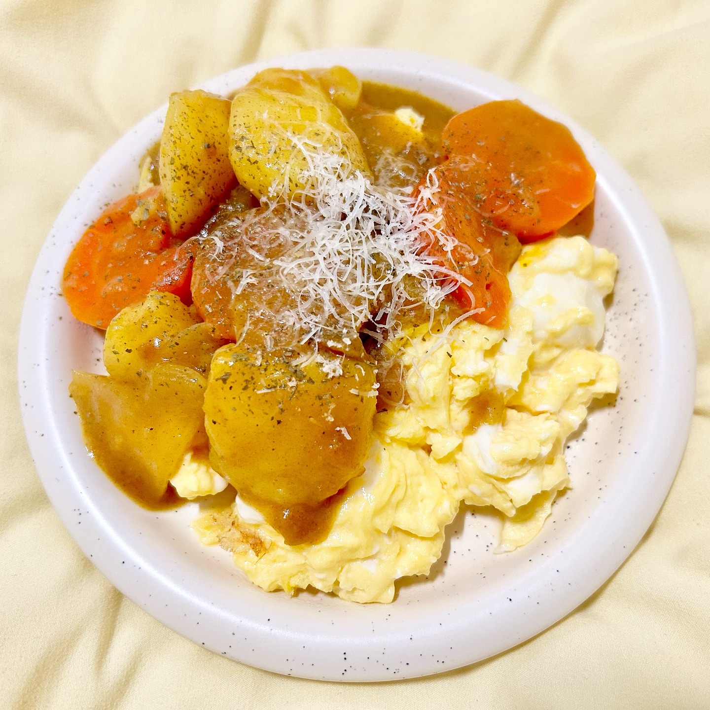 어느날 유튜브에서 본 호텔식 스크램블에그에 빠져서🥚

며칠전에 스크램블에그 마스터가 되겠어! 라는 마음으로 만든 스크램블에그가 한번에 성공해버렸어요👊

성공이 운일수도 있으니 오늘도 다시 한번 도전해보겠습니다😆 카레는 식구가 만든 카레인데 맛있네요

#먹팔 #food #healthyfood #healthy #loveyourself #ごちそうさまでした #식단 #다이어트